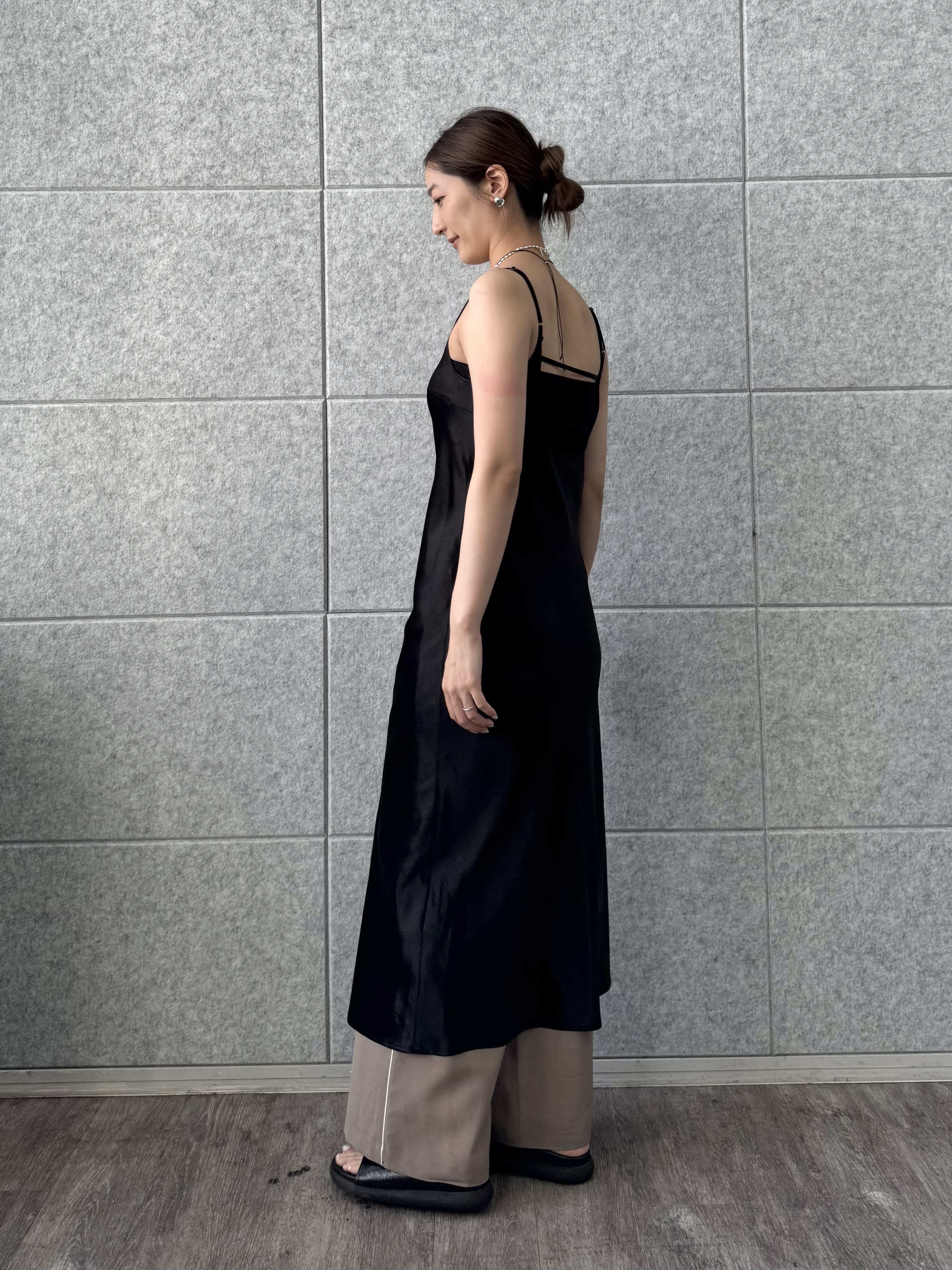 uchi__yamaさんの「CODE A｜satin cami dress」を使ったコーディネート