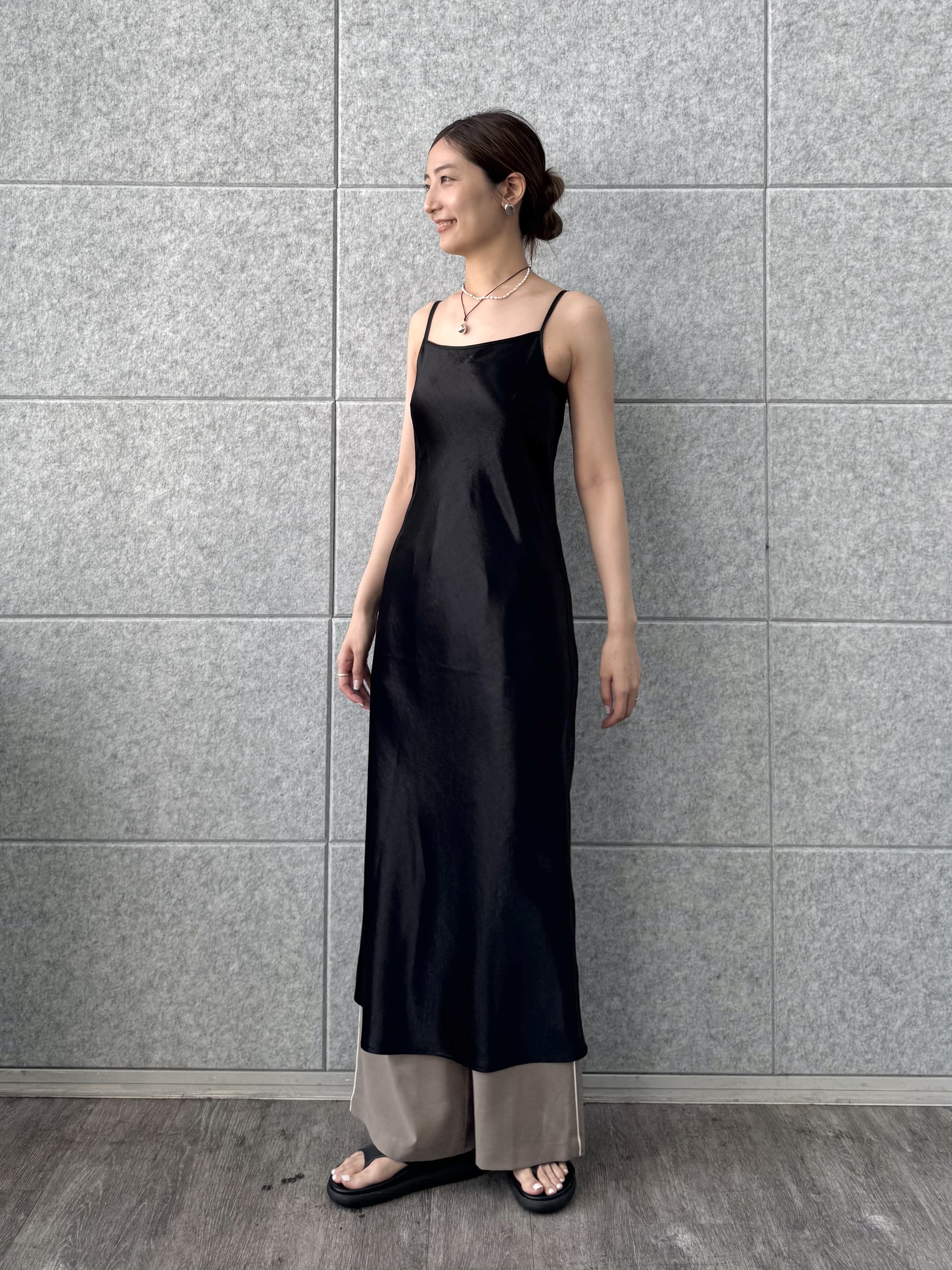 uchi__yamaさんの「CODE A｜satin cami dress」を使ったコーディネート