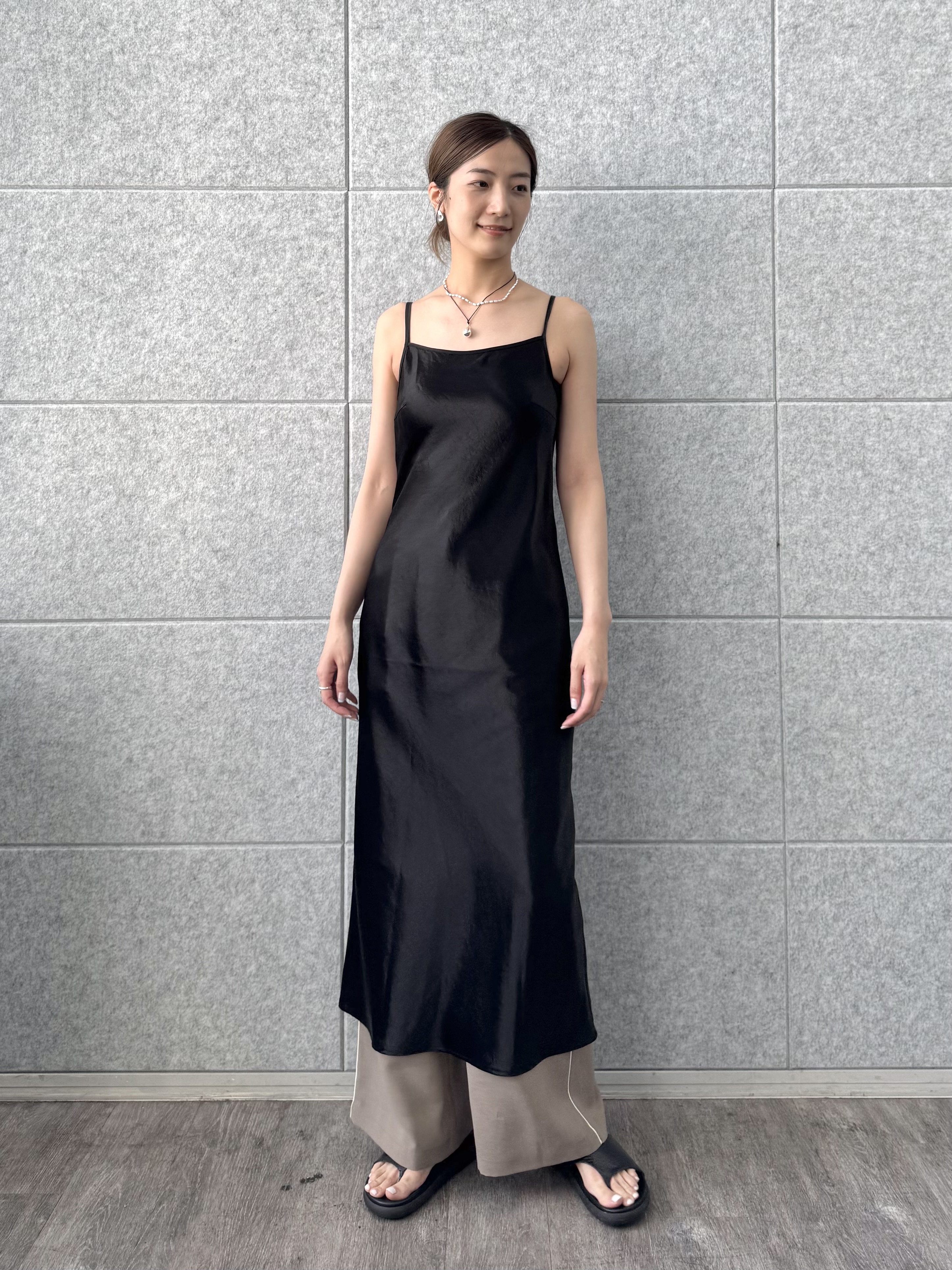 uchi__yamaさんの「CODE A｜satin cami dress」を使ったコーディネート