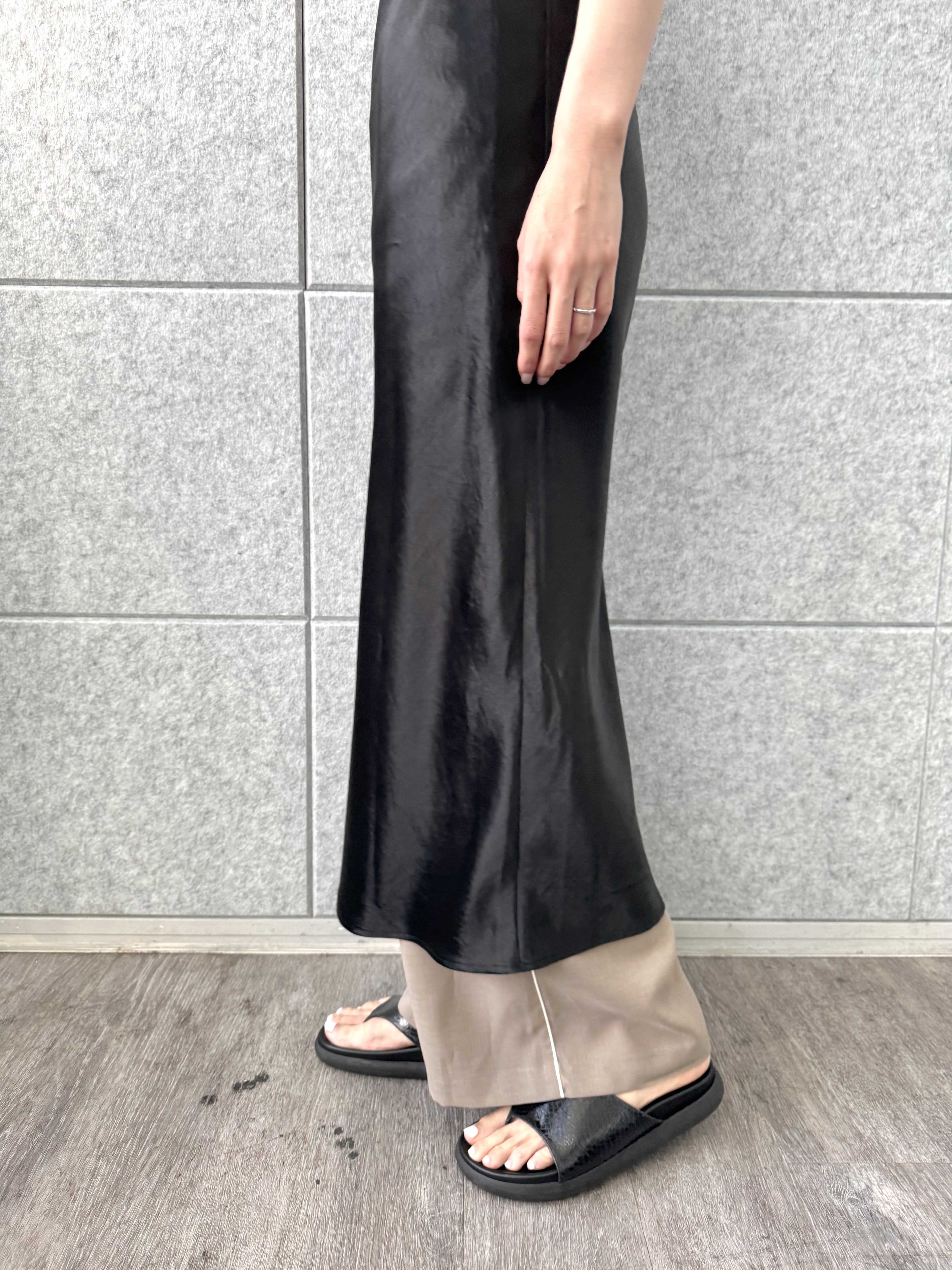 uchi__yamaさんの「CODE A｜satin cami dress」を使ったコーディネート