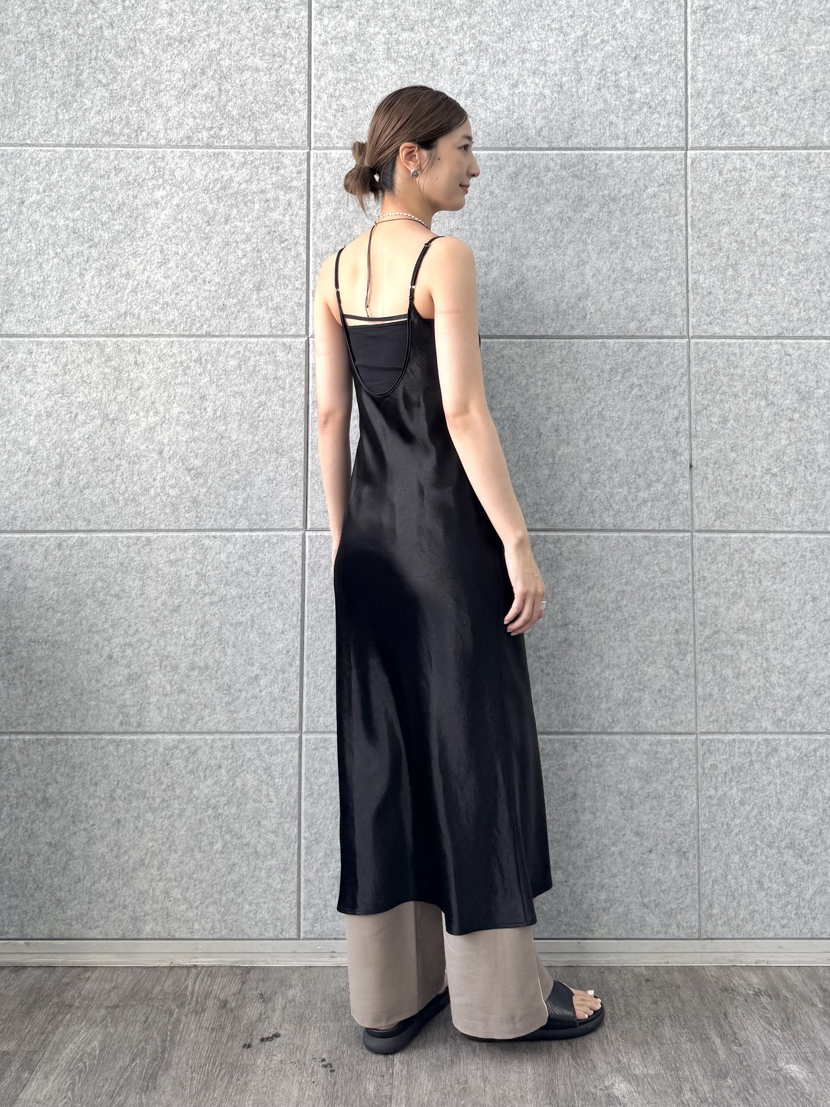 uchi__yamaさんの「CODE A｜satin cami dress」を使ったコーディネート