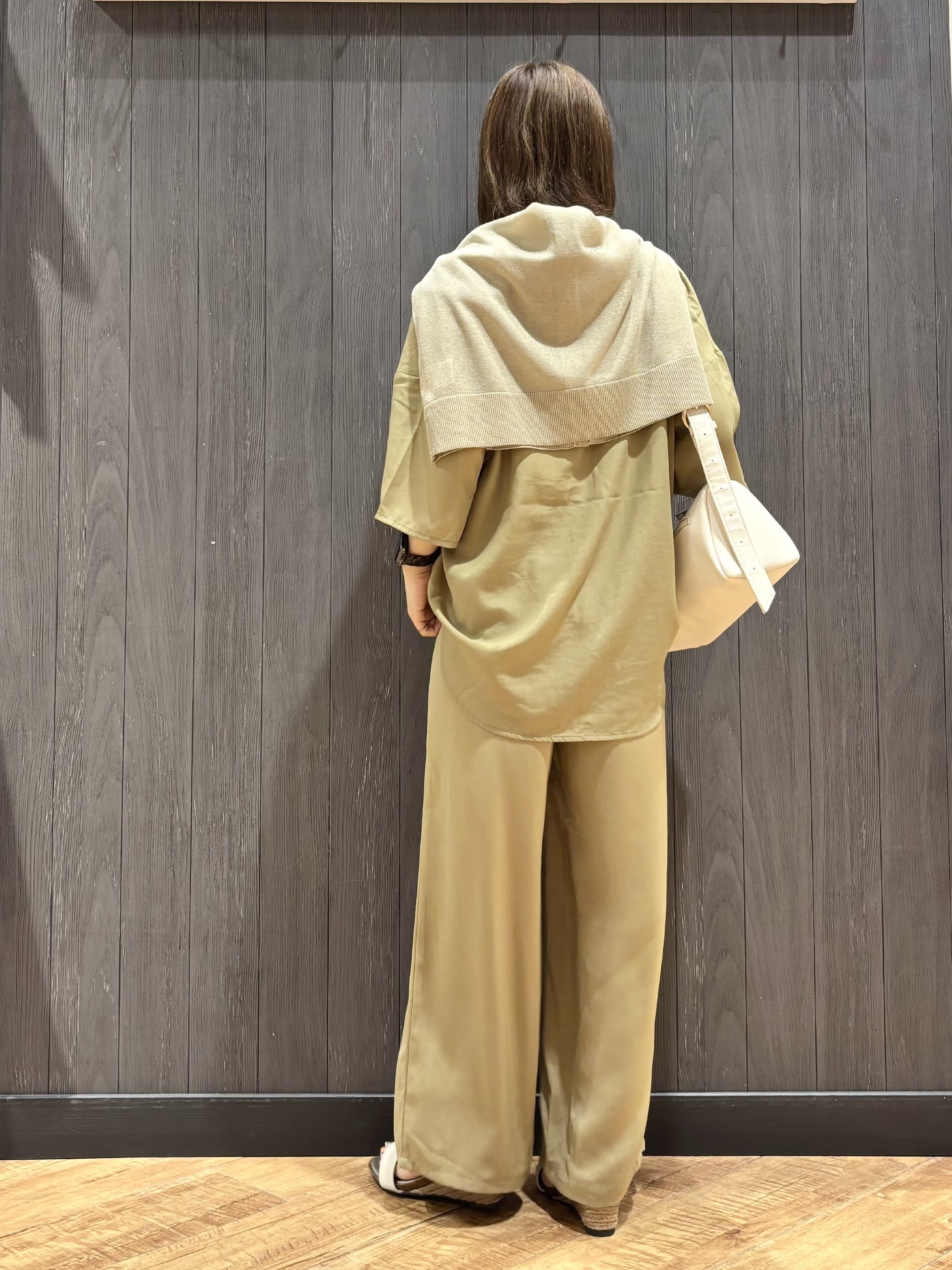 meiさんの「SHOO･LA･RUE｜【洗濯機可/S-LL】大人の抜け感 ゆるっと5分袖シャツ」を使ったコーディネート