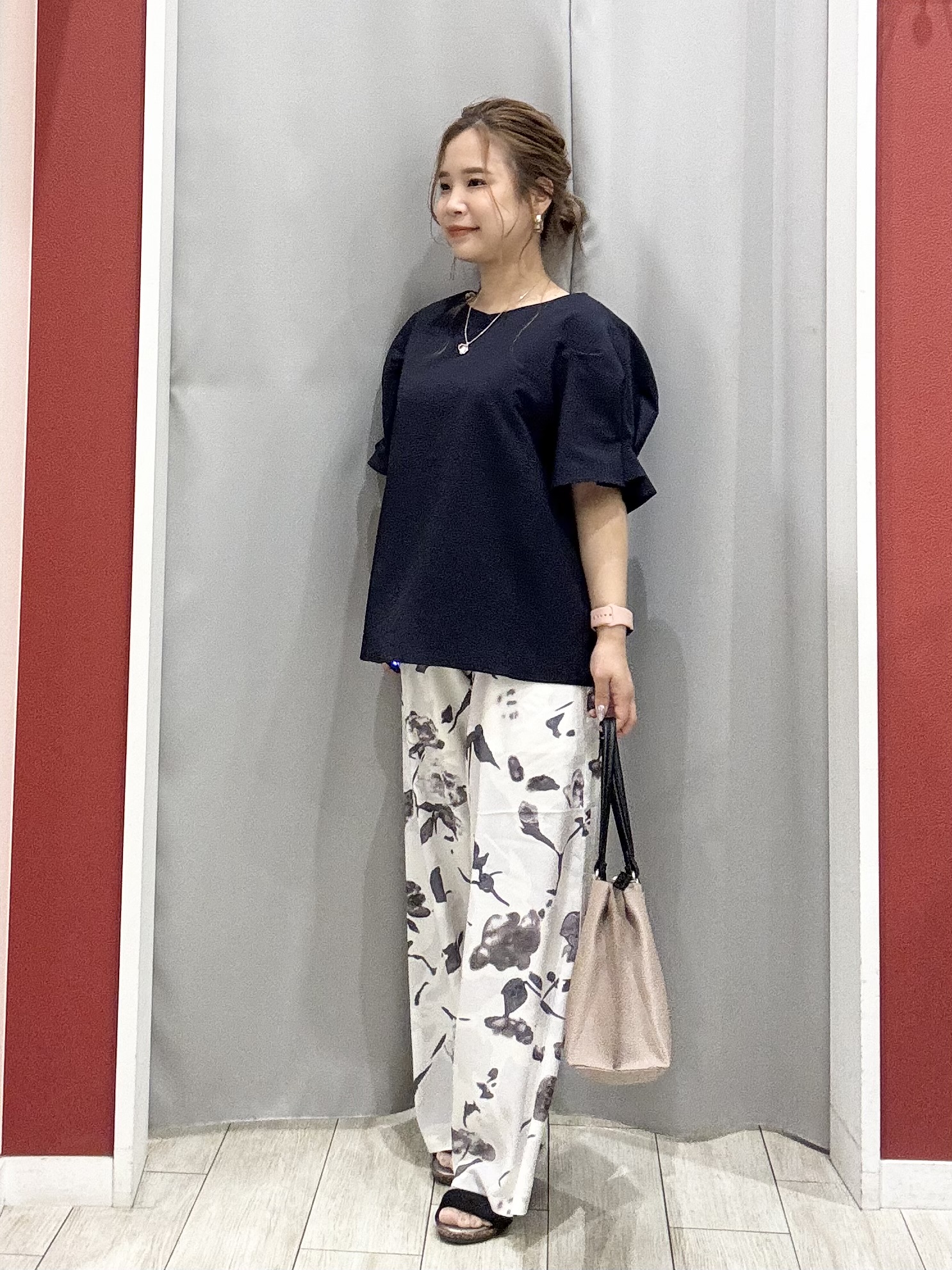 shioさんの「SHOO･LA･RUE｜【洗濯後しわになりにくい/UV/S-LL】二の腕隠れる 吸水速乾お袖タックブラウス」を使ったコーディネート