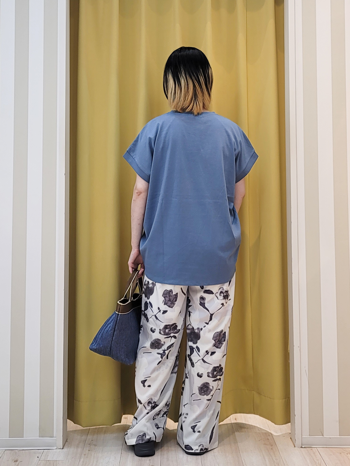 ねぎさんの「SHOO･LA･RUE｜【汗じみ防止/S-LL/体型カバー/洗濯機可】汗じみが気になりにくい 大人の刺繍ロゴTシャツ」を使ったコーディネート