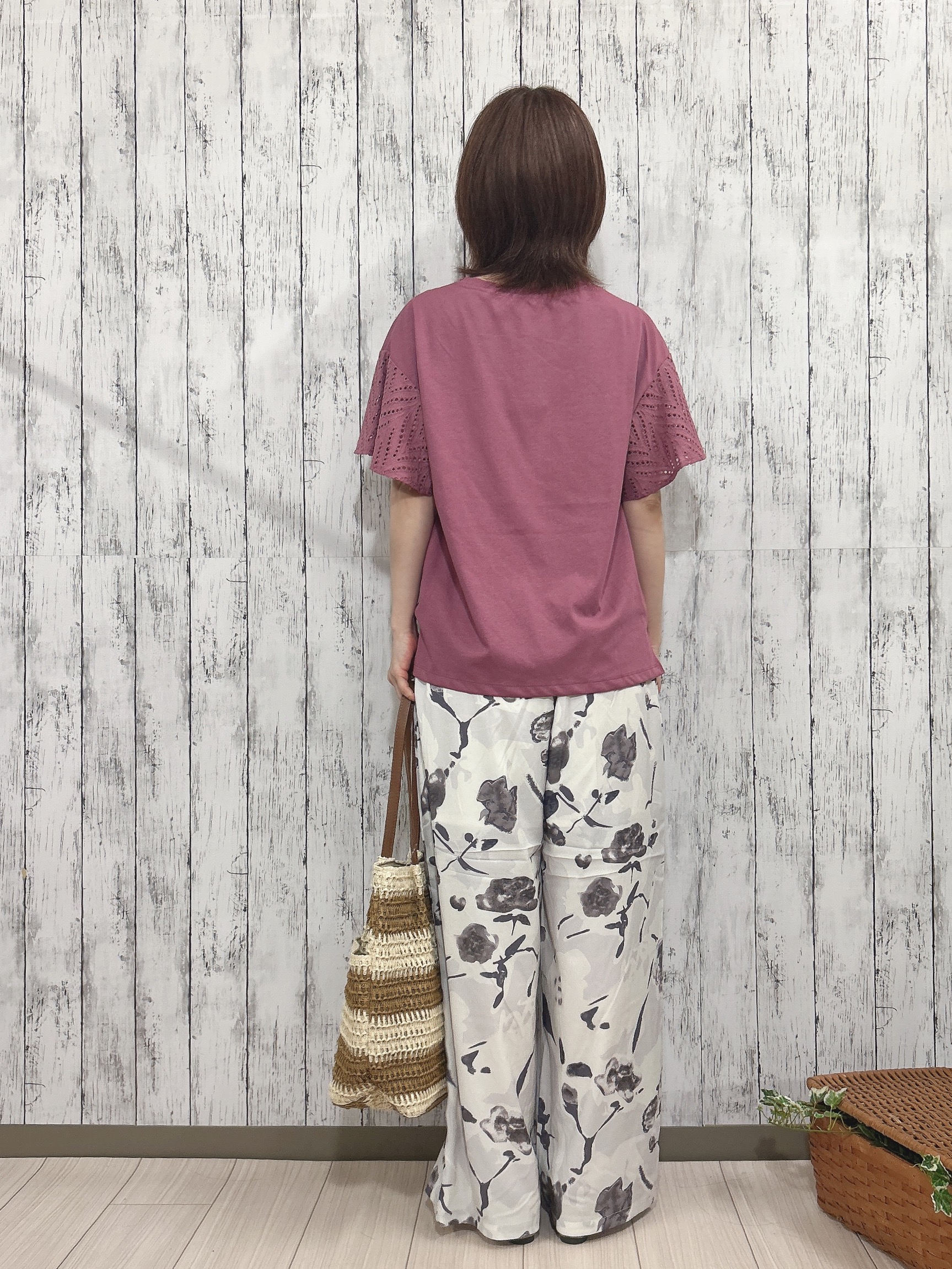 chieさんの「SHOO･LA･RUE｜【S-LL/洗濯機可/体型カバー】汗じみが気になりにくい お袖レースフレアTシャツ」を使ったコーディネート