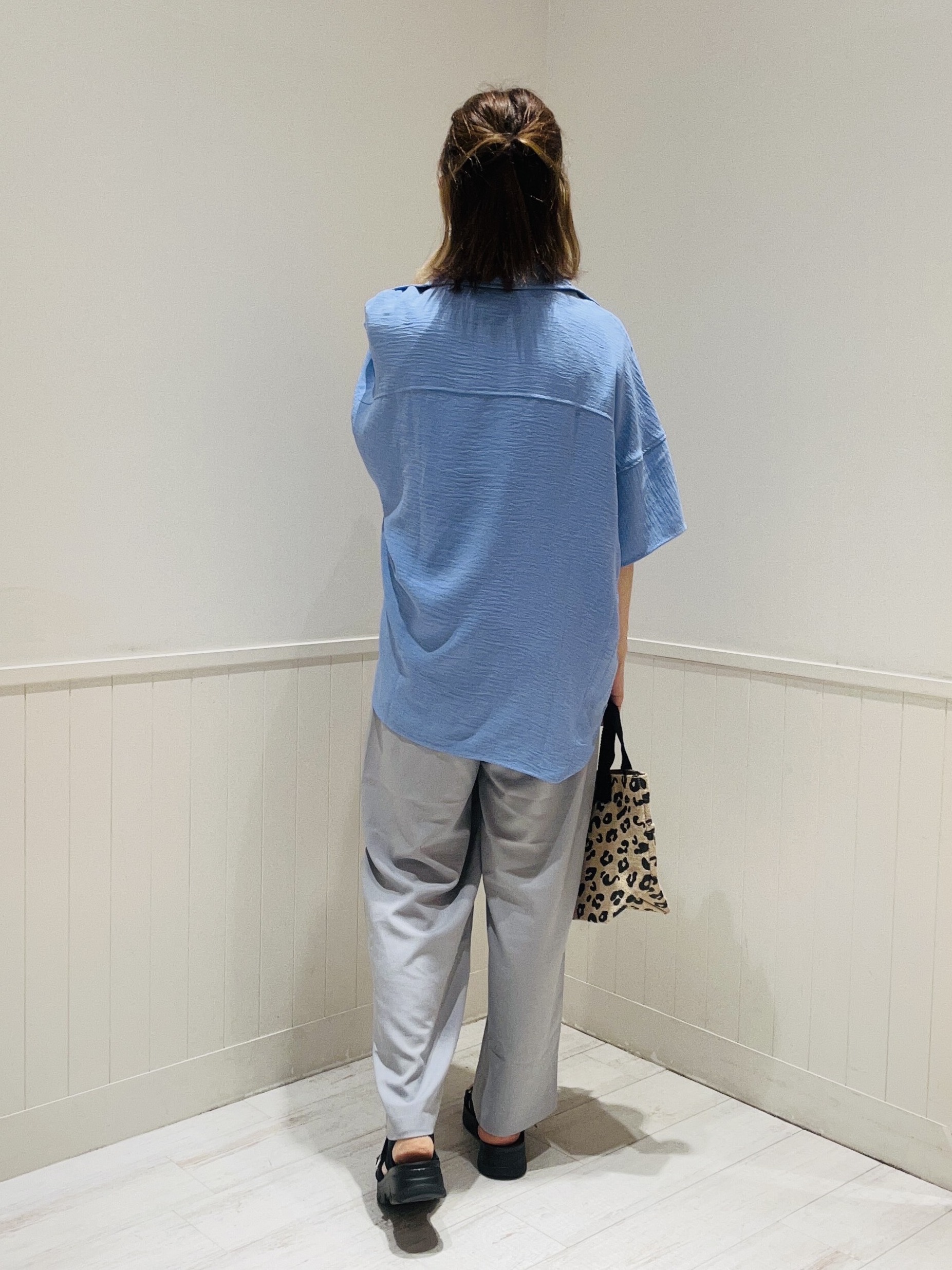 Kyonさんの「SHOO･LA･RUE｜【高レビュー/洗濯後しわになりにくい/体型カバー】きちんとゆるっと 大人の抜け感 ポンチョ風カラーシ」を使ったコーディネート