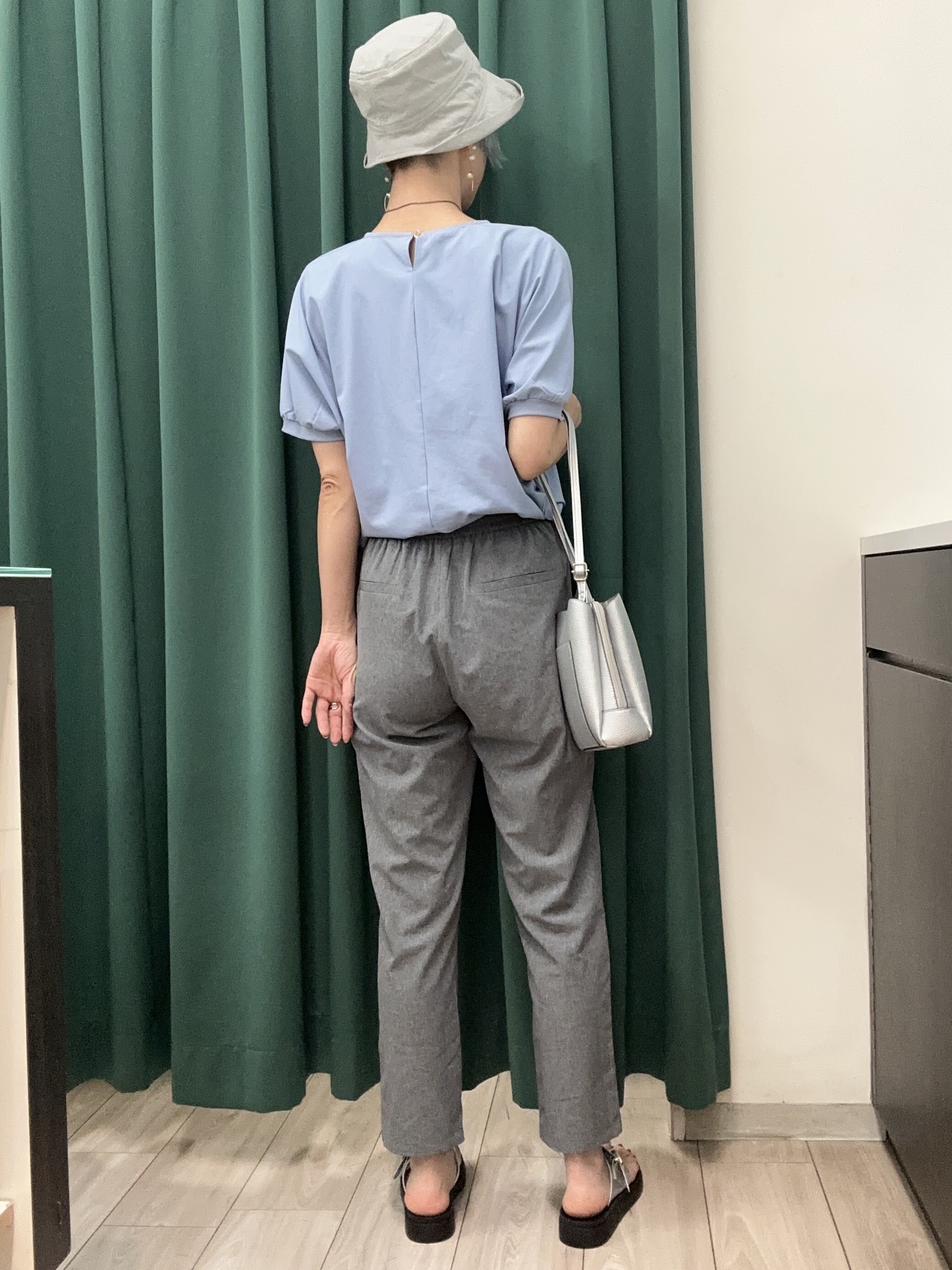 えまんさんの「SHOO･LA･RUE｜【洗濯後しわになりにくい】インせず着られる さらっとタッチのドルマンブラウス」を使ったコーディネート