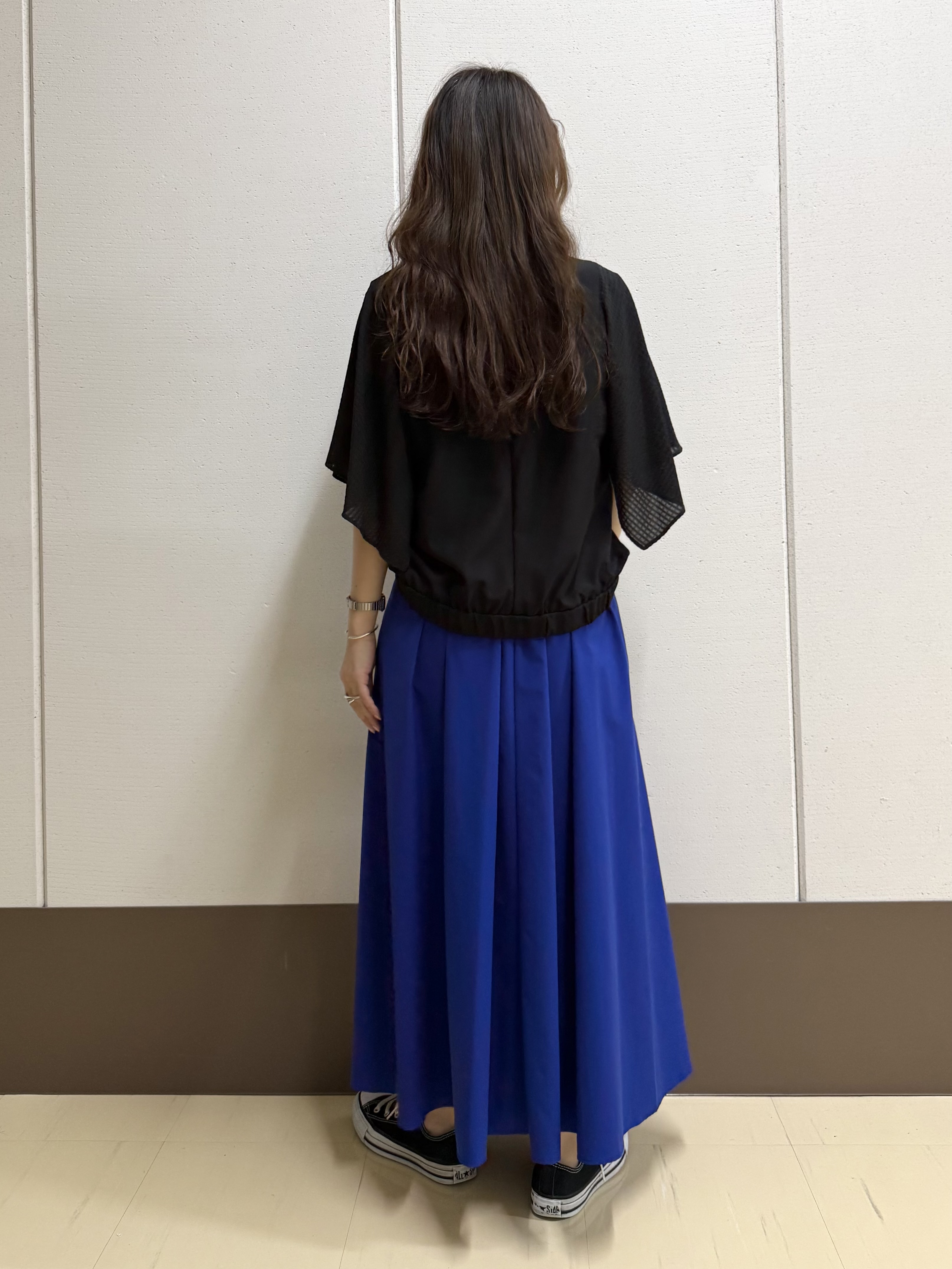 mamiさんの「INDIVI｜【洗える／シアーチェック柄】異素材コンビスリーブトップス」を使ったコーディネート