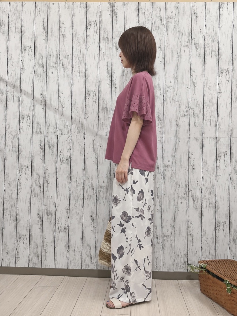 chieさんの「SHOO･LA･RUE｜【S-LL/洗濯機可/体型カバー】汗じみが気になりにくい お袖レースフレアTシャツ」を使ったコーディネート