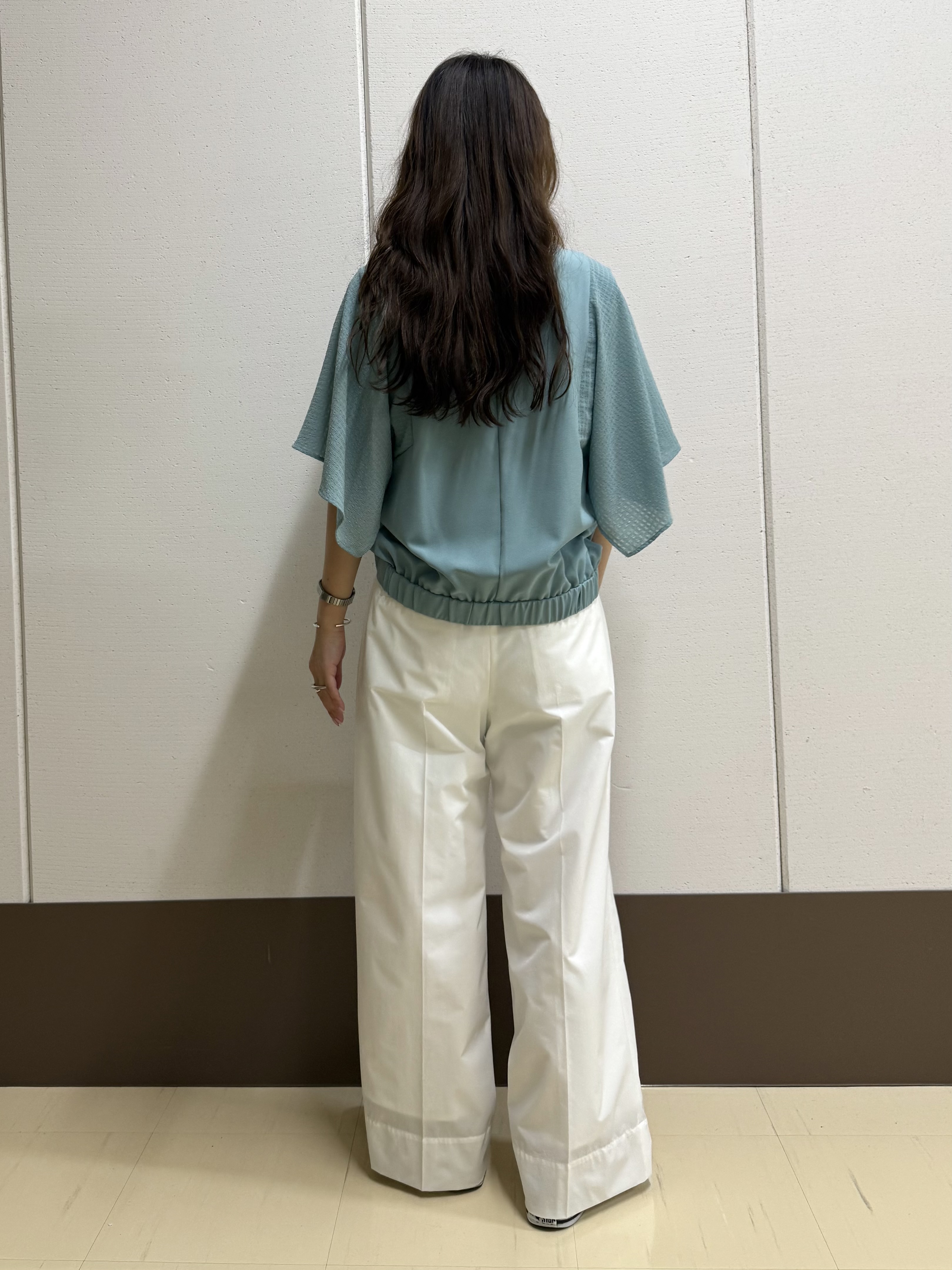 mamiさんの「INDIVI｜【洗える／シアーチェック柄】異素材コンビスリーブトップス」を使ったコーディネート