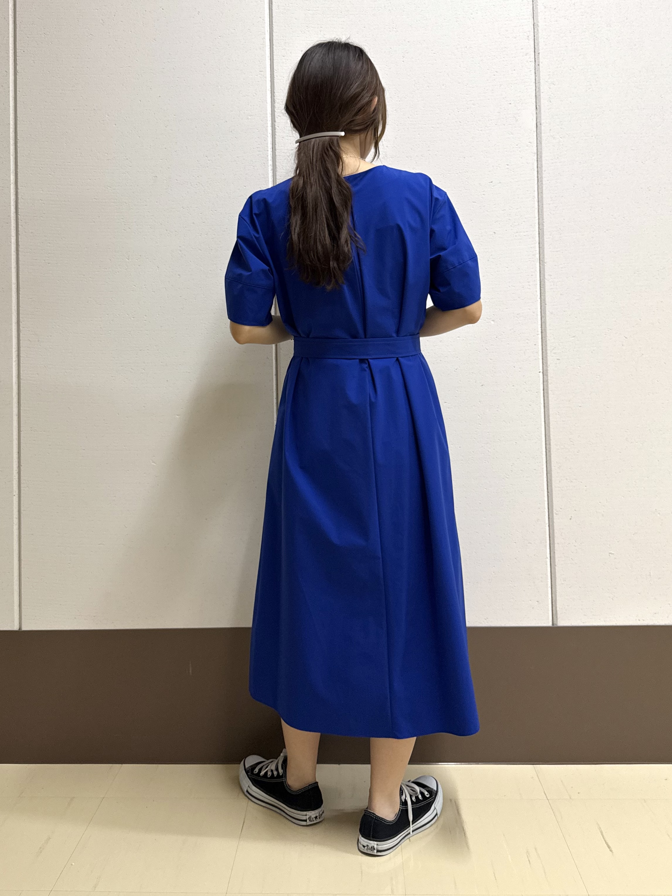 mamiさんの「INDIVI｜【撥水／UVケア／SETUP可能】軽量ベルト付きAラインワンピース」を使ったコーディネート