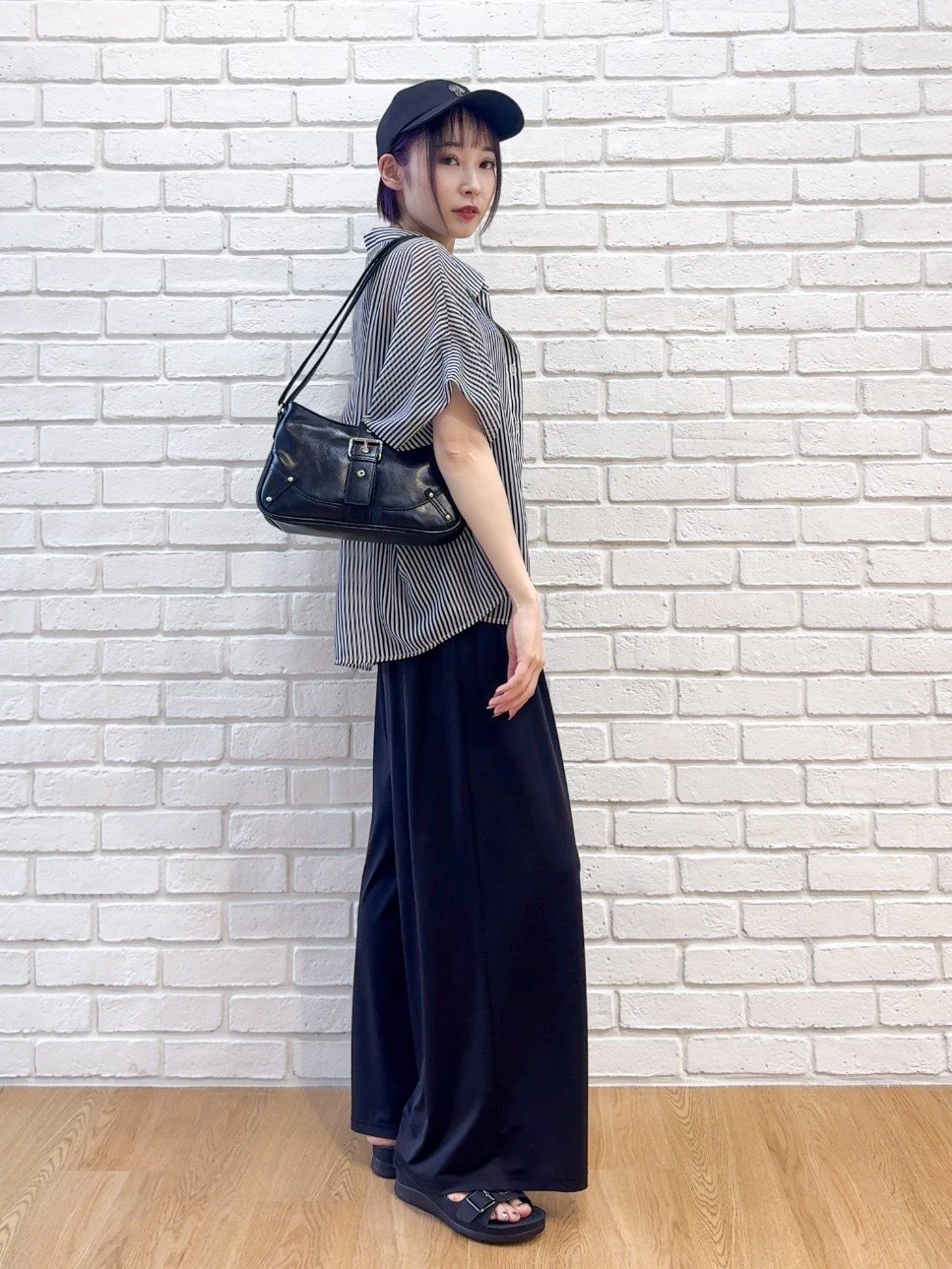 𝐜𝐡𝐢𝐤𝐚さんの「SHOO･LA･RUE｜【洗濯機可/体型カバー】羽織るだけで雰囲気変わる 柄アソート ポンチョ風シアーシャツ」を使ったコーディネート