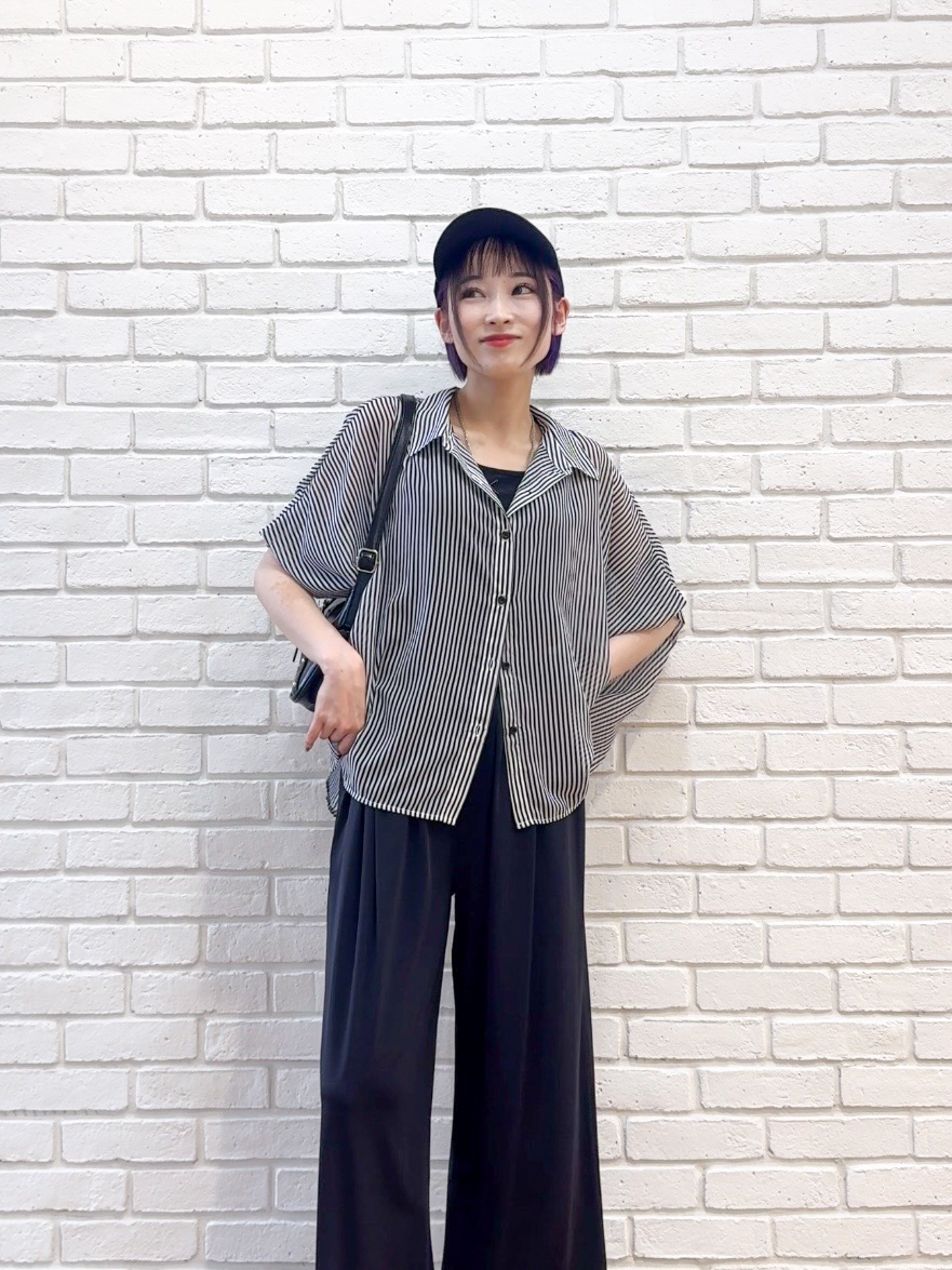 𝐜𝐡𝐢𝐤𝐚さんの「SHOO･LA･RUE｜【洗濯機可/体型カバー】羽織るだけで雰囲気変わる 柄アソート ポンチョ風シアーシャツ」を使ったコーディネート