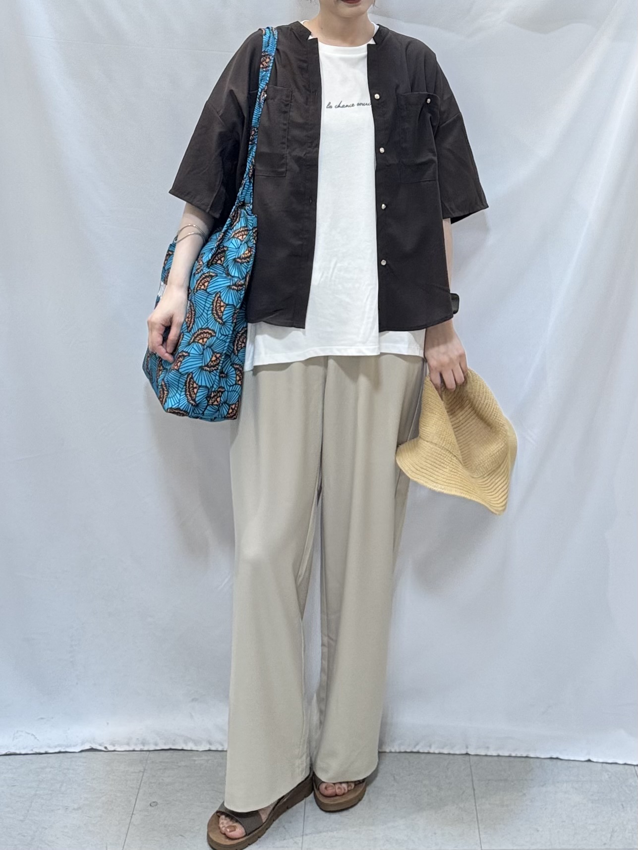 𝐇𝐢𝐫𝐨𝐦𝐢さんの「SHOO･LA･RUE｜【洗濯機可/S-LL】大人の抜け感 ゆるっと5分袖シャツ」を使ったコーディネート