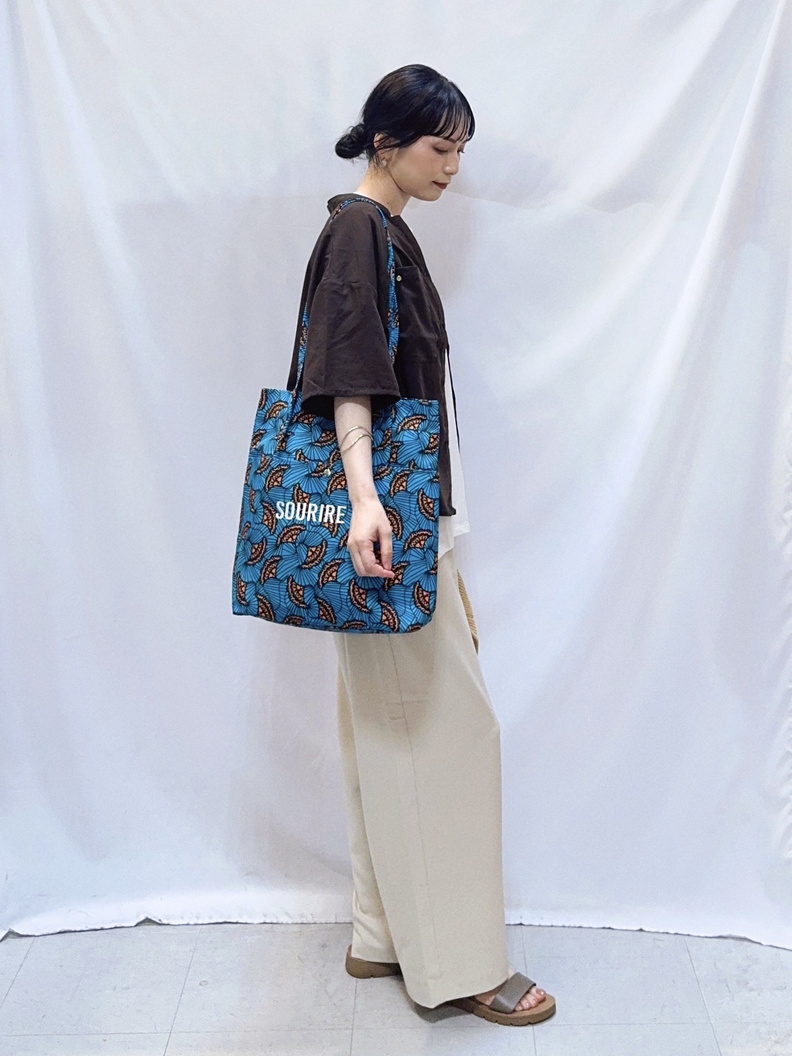 𝐇𝐢𝐫𝐨𝐦𝐢さんの「SHOO･LA･RUE｜【洗濯機可/S-LL】大人の抜け感 ゆるっと5分袖シャツ」を使ったコーディネート
