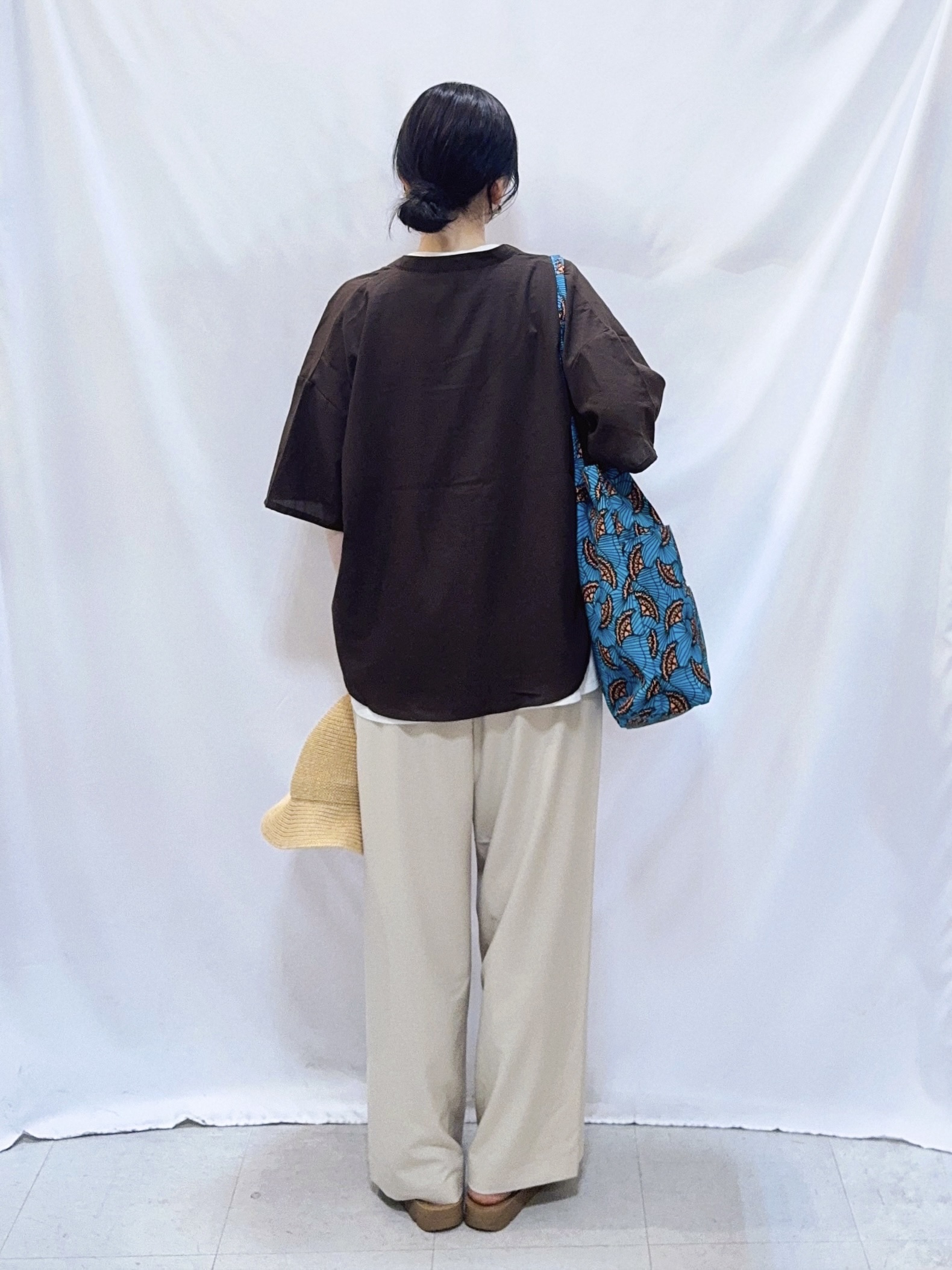 𝐇𝐢𝐫𝐨𝐦𝐢さんの「SHOO･LA･RUE｜【洗濯機可/S-LL】大人の抜け感 ゆるっと5分袖シャツ」を使ったコーディネート