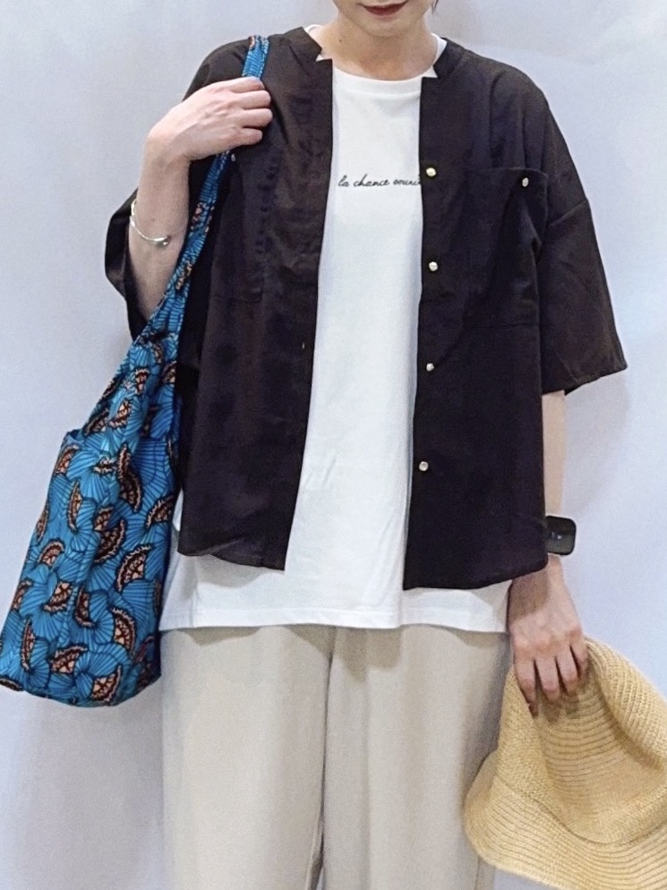 𝐇𝐢𝐫𝐨𝐦𝐢さんの「SHOO･LA･RUE｜【洗濯機可/S-LL】大人の抜け感 ゆるっと5分袖シャツ」を使ったコーディネート