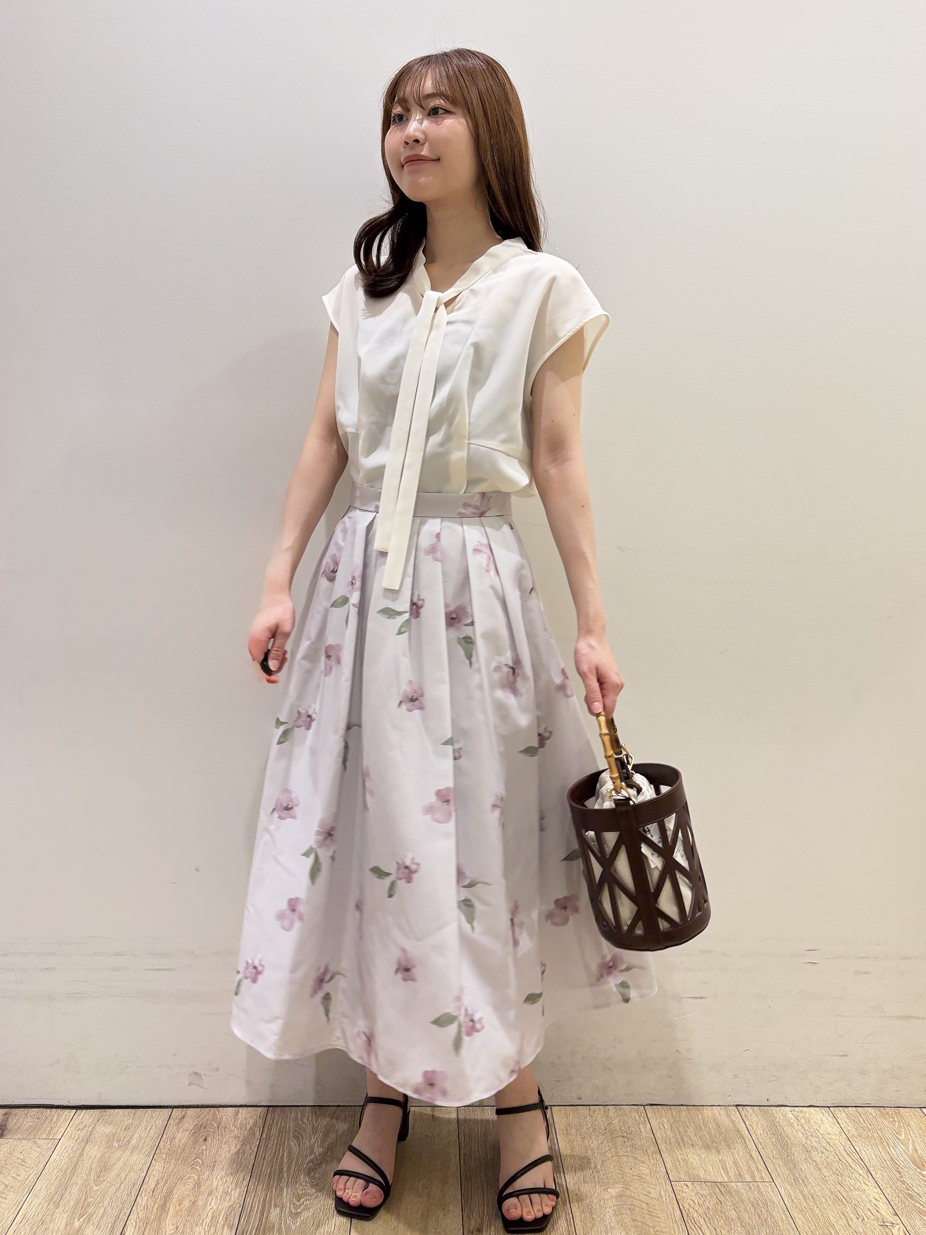 MOMOさんの「index｜【接触冷感／防シワ】ペプラムボウタイブラウス《洗濯機OK／ストレッチ》」を使ったコーディネート