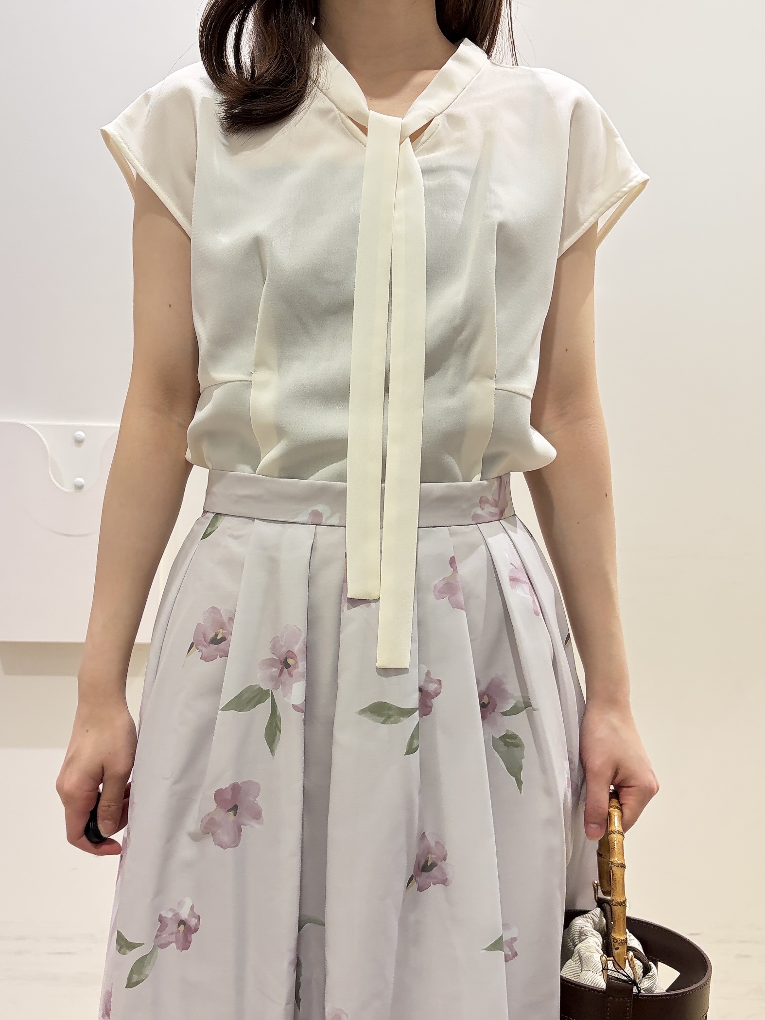 MOMOさんの「index｜【接触冷感／防シワ】ペプラムボウタイブラウス《洗濯機OK／ストレッチ》」を使ったコーディネート