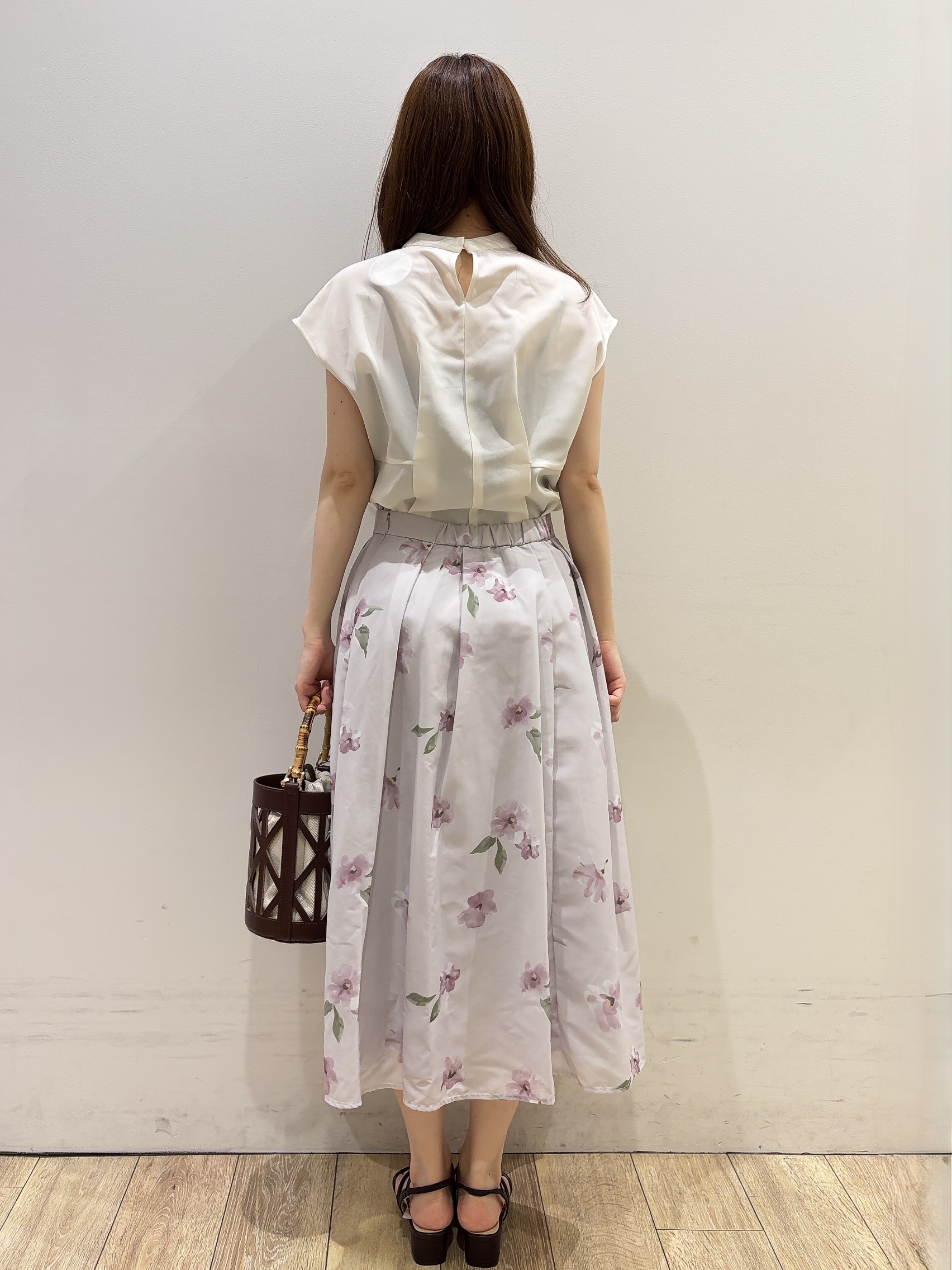 MOMOさんの「index｜【接触冷感／防シワ】ペプラムボウタイブラウス《洗濯機OK／ストレッチ》」を使ったコーディネート