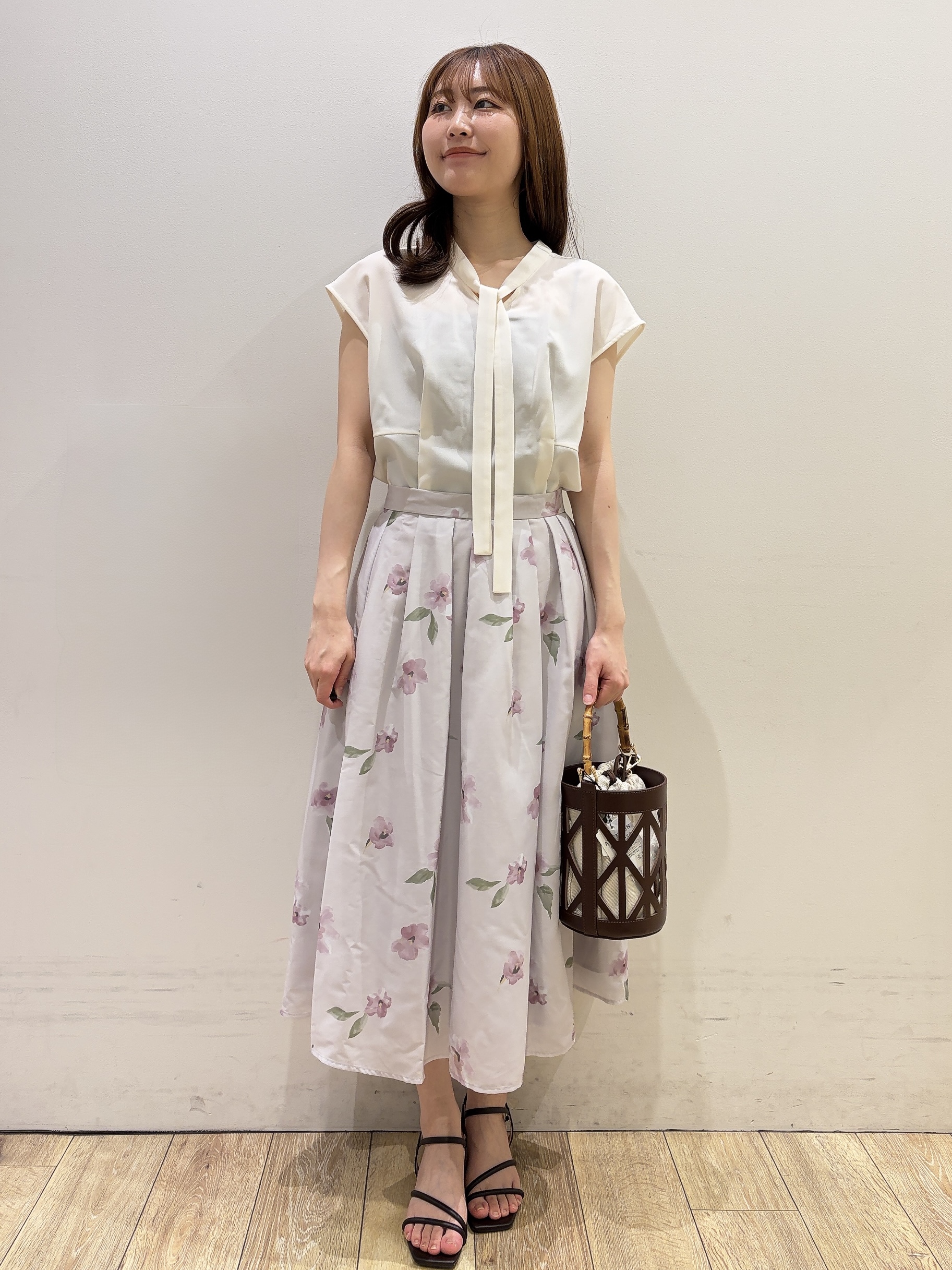 MOMOさんの「index｜【接触冷感／防シワ】ペプラムボウタイブラウス《洗濯機OK／ストレッチ》」を使ったコーディネート