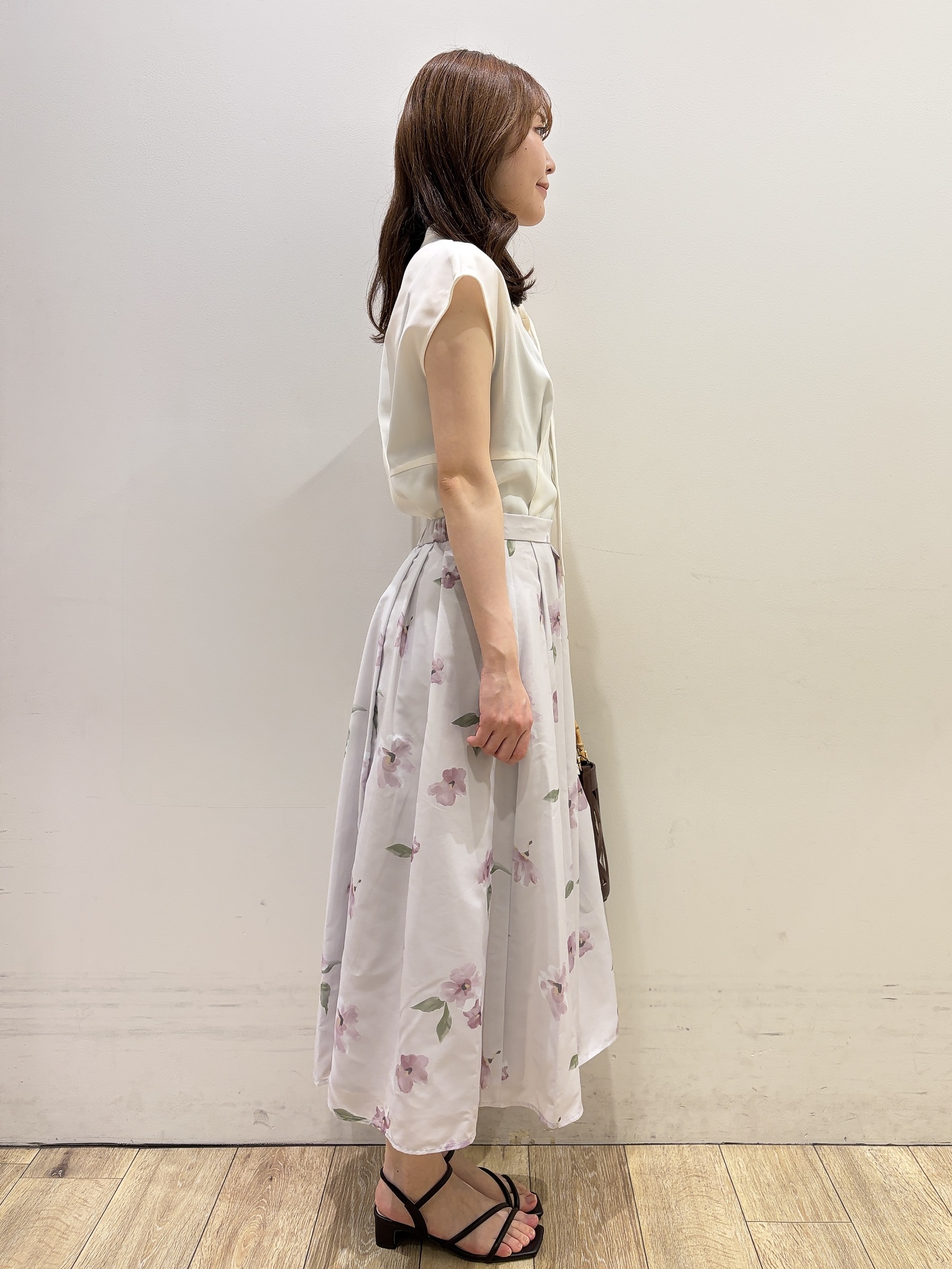 MOMOさんの「index｜【接触冷感／防シワ】ペプラムボウタイブラウス《洗濯機OK／ストレッチ》」を使ったコーディネート