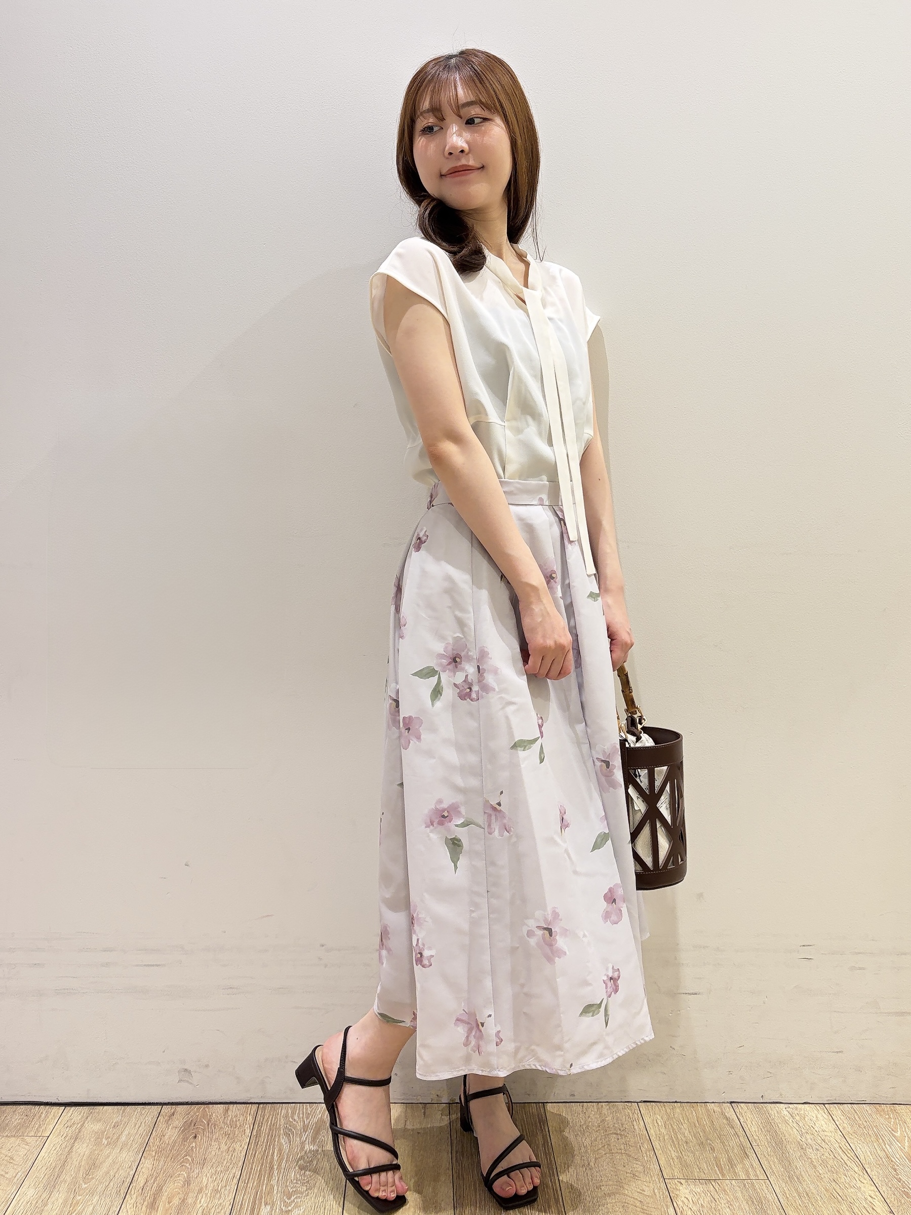MOMOさんの「index｜【接触冷感／防シワ】ペプラムボウタイブラウス《洗濯機OK／ストレッチ》」を使ったコーディネート