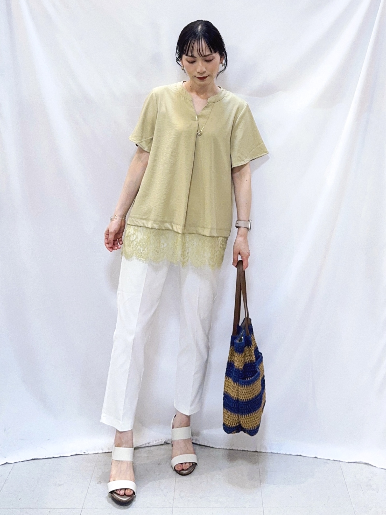 𝐇𝐢𝐫𝐨𝐦𝐢さんの「SHOO･LA･RUE｜【S-LL/洗濯機可】軽凛(かろりん) 楽に着られて上品 裾レーススキッパーブラウス」を使ったコーディネート
