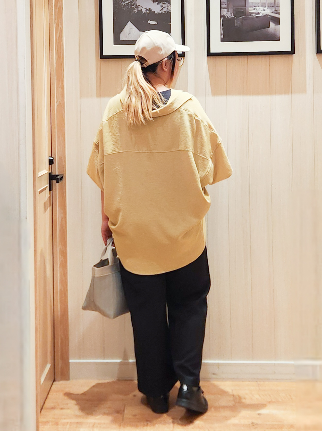 れーやんさんの「SHOO･LA･RUE｜【高レビュー/洗濯後しわになりにくい/体型カバー】きちんとゆるっと 大人の抜け感 ポンチョ風カラーシ」を使ったコーディネート