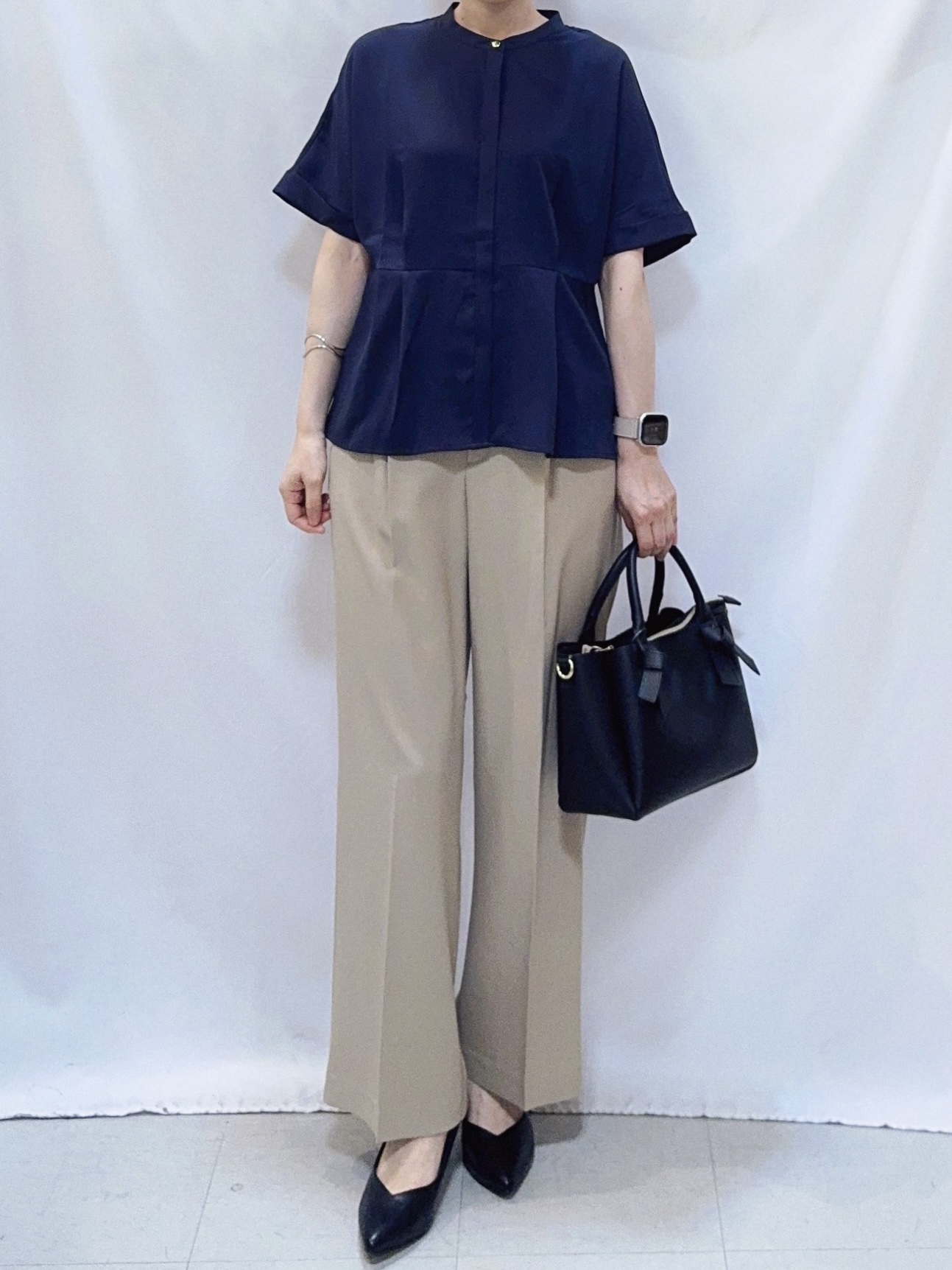 𝐇𝐢𝐫𝐨𝐦𝐢さんの「SHOO･LA･RUE｜【UV/通勤】洗濯後しわになりにくい インしない ウエストタックペプラムブラウス」を使ったコーディネート