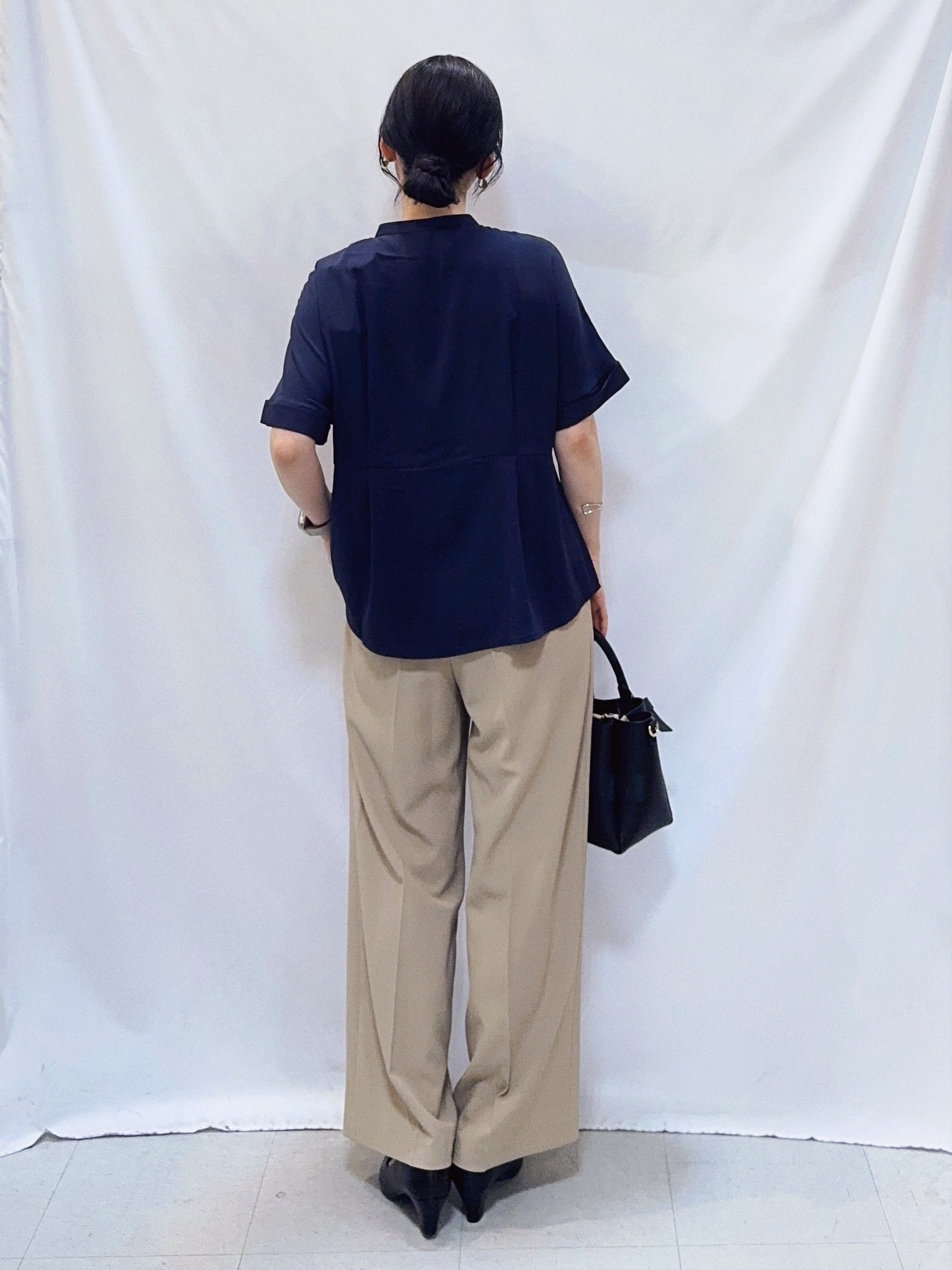 𝐇𝐢𝐫𝐨𝐦𝐢さんの「SHOO･LA･RUE｜【UV/通勤】洗濯後しわになりにくい インしない ウエストタックペプラムブラウス」を使ったコーディネート