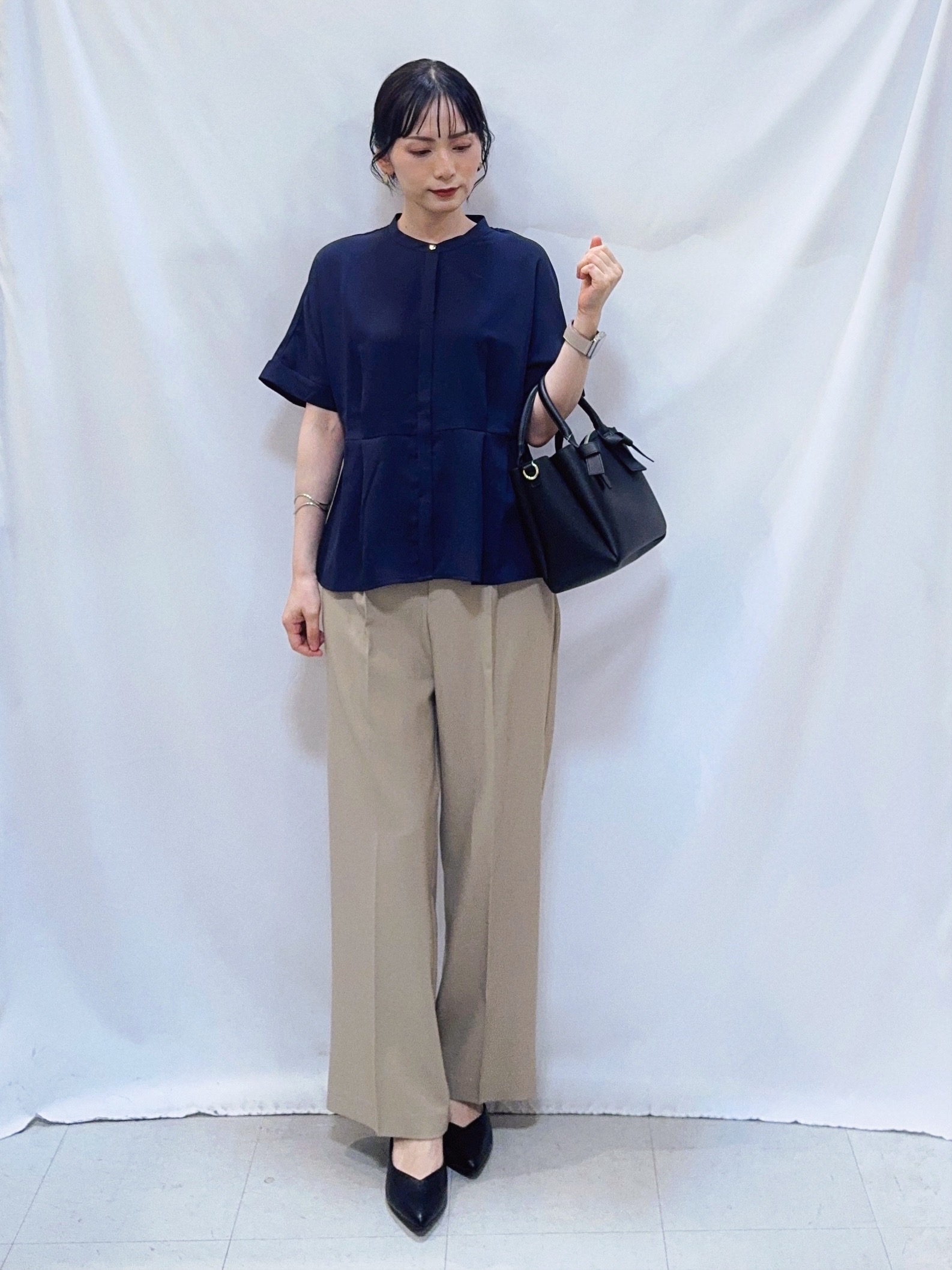 𝐇𝐢𝐫𝐨𝐦𝐢さんの「SHOO･LA･RUE｜【UV/通勤】洗濯後しわになりにくい インしない ウエストタックペプラムブラウス」を使ったコーディネート