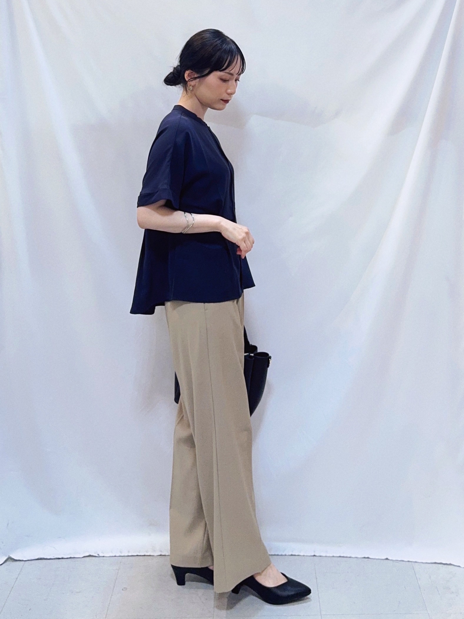 𝐇𝐢𝐫𝐨𝐦𝐢さんの「SHOO･LA･RUE｜【UV/通勤】洗濯後しわになりにくい インしない ウエストタックペプラムブラウス」を使ったコーディネート