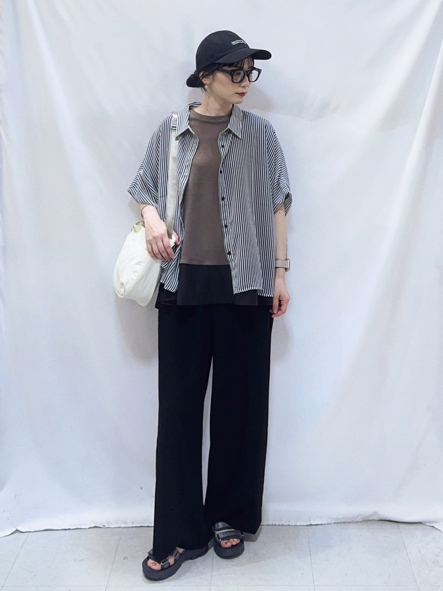 𝐇𝐢𝐫𝐨𝐦𝐢さんの「SHOO･LA･RUE｜【洗濯機可/体型カバー】羽織るだけで雰囲気変わる 柄アソート ポンチョ風シアーシャツ」を使ったコーディネート