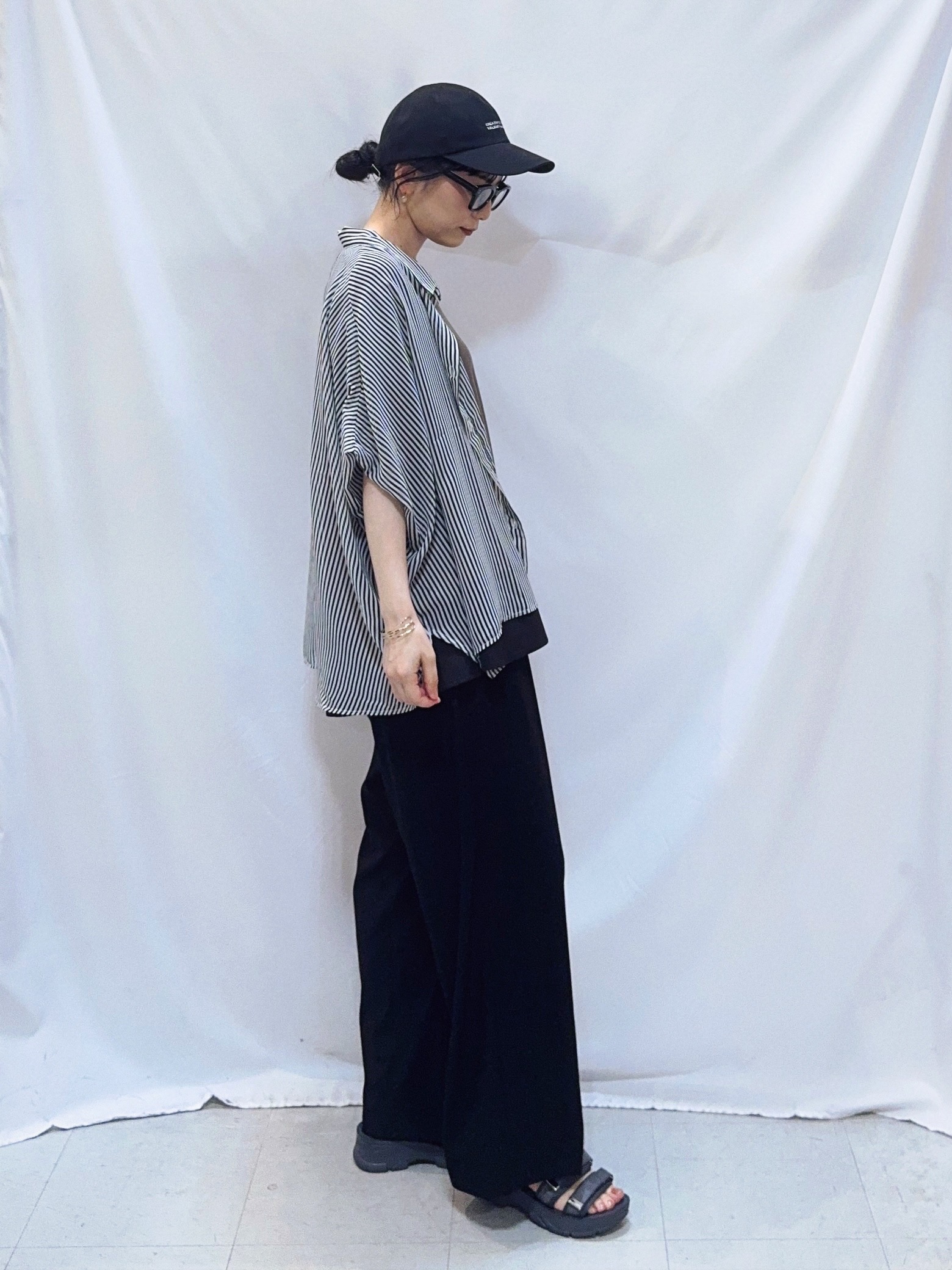 𝐇𝐢𝐫𝐨𝐦𝐢さんの「SHOO･LA･RUE｜【洗濯機可/体型カバー】羽織るだけで雰囲気変わる 柄アソート ポンチョ風シアーシャツ」を使ったコーディネート