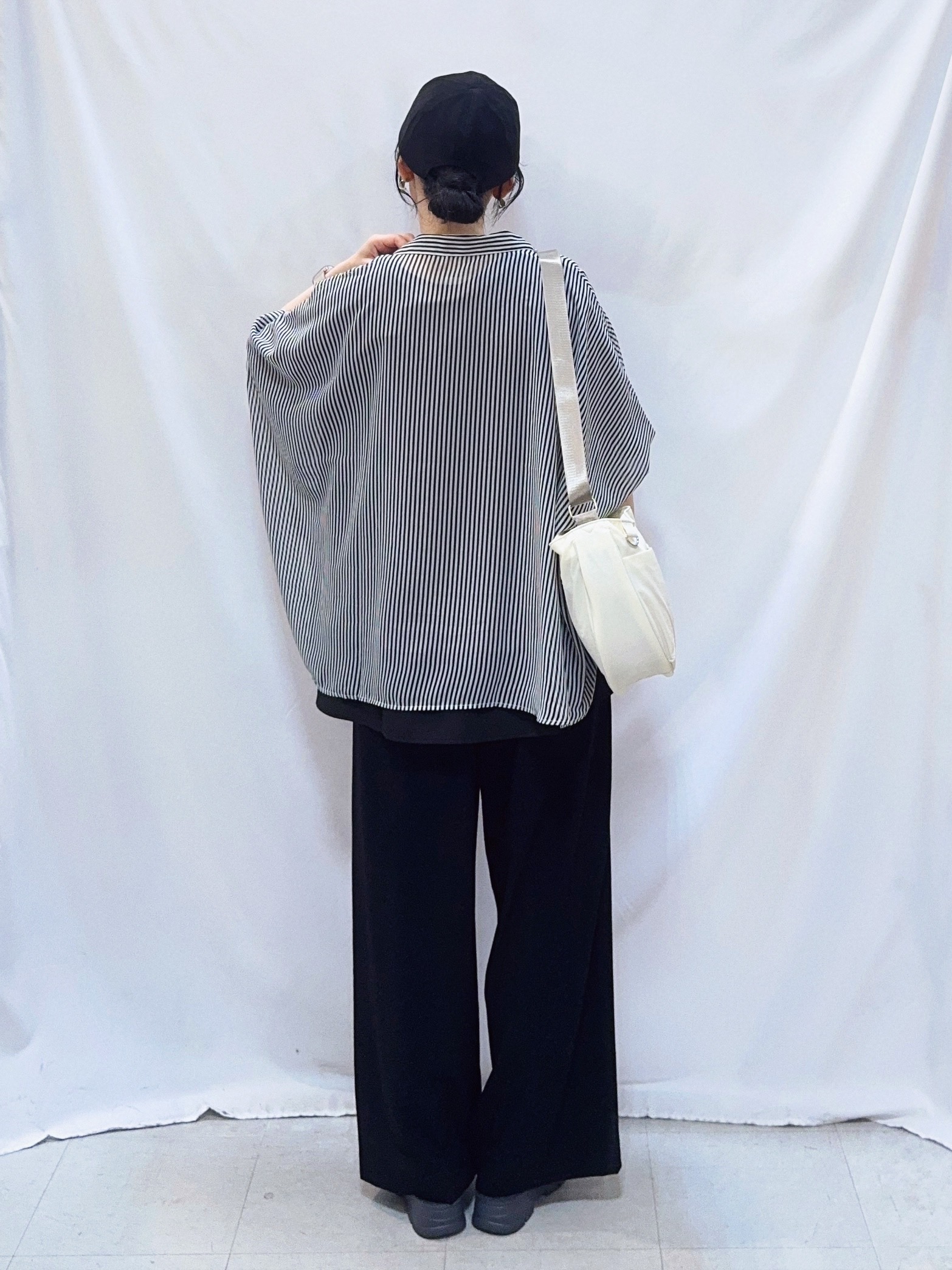 𝐇𝐢𝐫𝐨𝐦𝐢さんの「SHOO･LA･RUE｜【洗濯機可/体型カバー】羽織るだけで雰囲気変わる 柄アソート ポンチョ風シアーシャツ」を使ったコーディネート