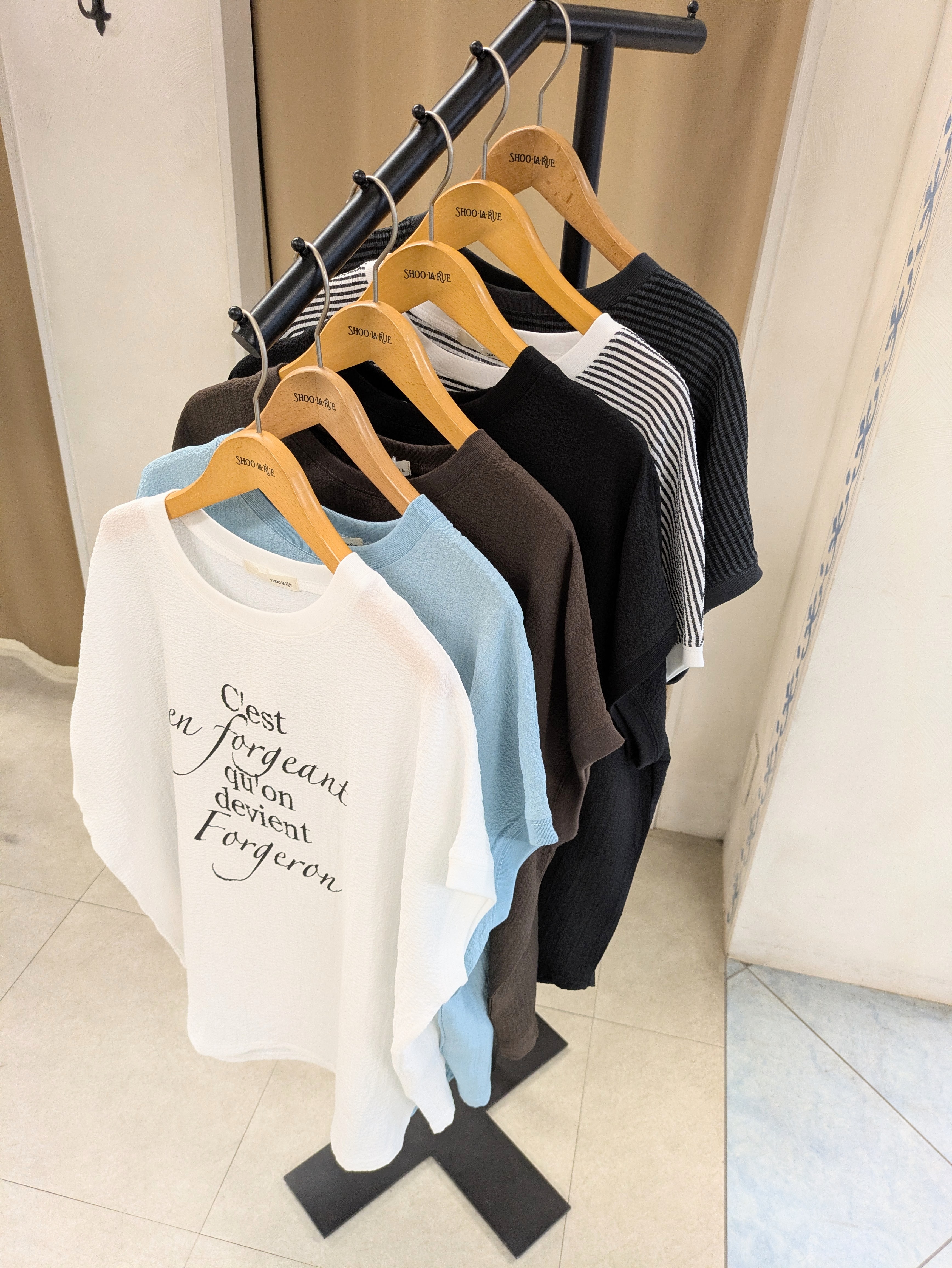 SHIORIさんの「SHOO･LA･RUE｜【洗濯機可】ぽこぽこさらさら アソートTシャツ」を使ったコーディネート