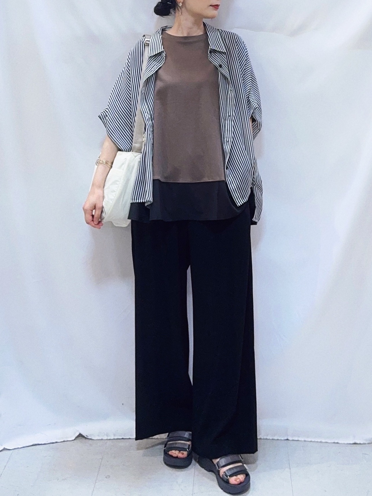 𝐇𝐢𝐫𝐨𝐦𝐢さんの「SHOO･LA･RUE｜【洗濯機可/体型カバー】羽織るだけで雰囲気変わる 柄アソート ポンチョ風シアーシャツ」を使ったコーディネート