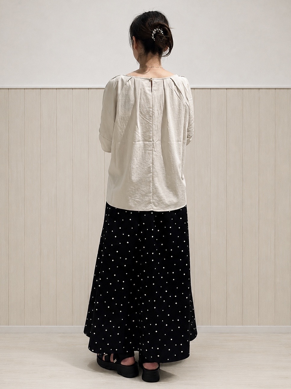 まつみさんの「SHOO･LA･RUE｜【S-LL/洗濯機可/セットアップ可】軽凛(かろりん) タックブラウス」を使ったコーディネート