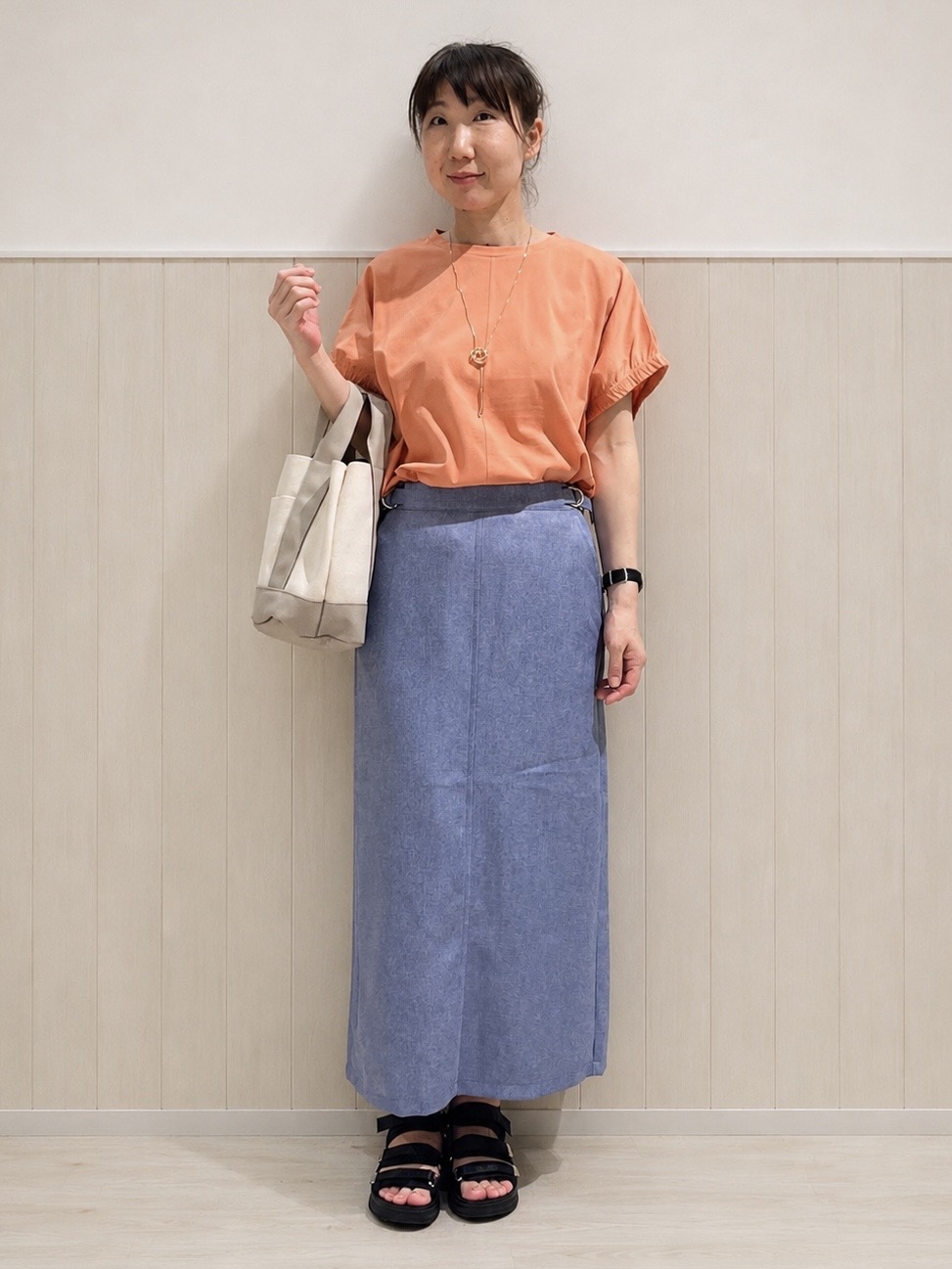 まつみさんの「SHOO･LA･RUE｜【洗濯機可】シンプルにこなれて見せる お袖ギャザードルマンTシャツ」を使ったコーディネート
