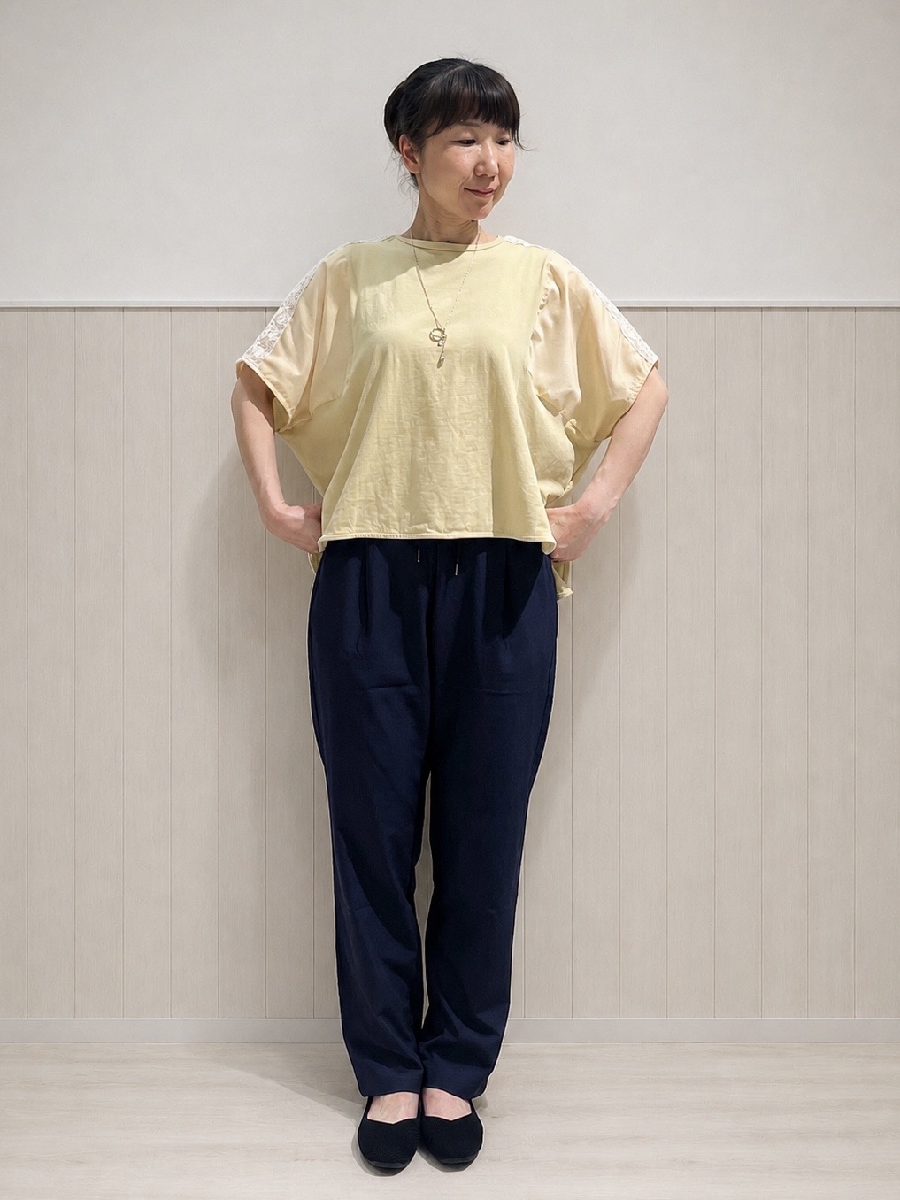 まつみさんの「SHOO･LA･RUE｜【洗濯機可/体型カバー】インせず着られる 肩レース切り替えポンチョ風トップス」を使ったコーディネート