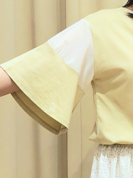 くまさんの「SHOO･LA･RUE｜【S-LL/洗濯機可/体型カバー】フレアスリーブで二の腕を自然に隠せる 浅VネックTシャツ」を使ったコーディネート