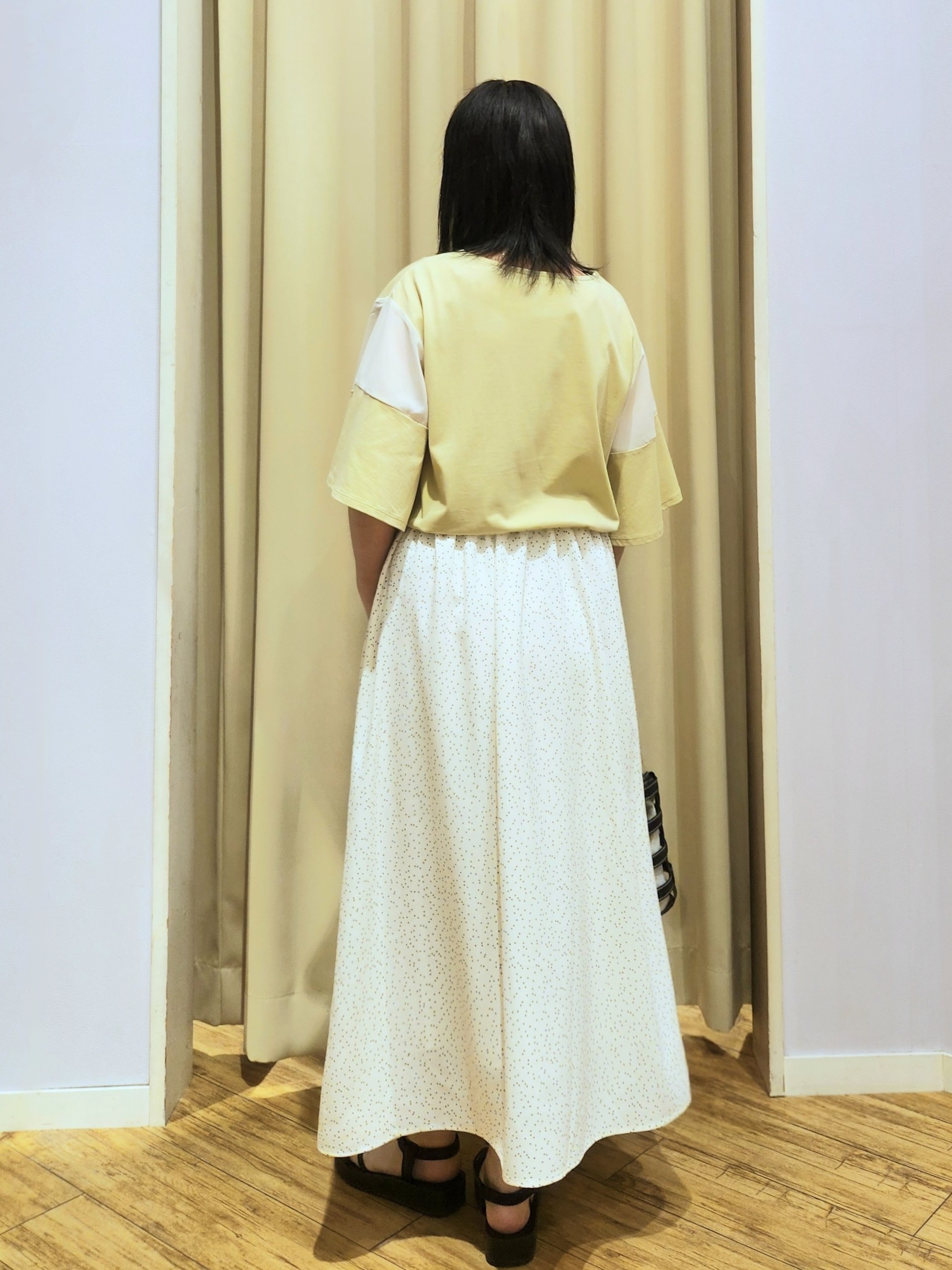 くまさんの「SHOO･LA･RUE｜【S-LL/洗濯機可/体型カバー】フレアスリーブで二の腕を自然に隠せる 浅VネックTシャツ」を使ったコーディネート