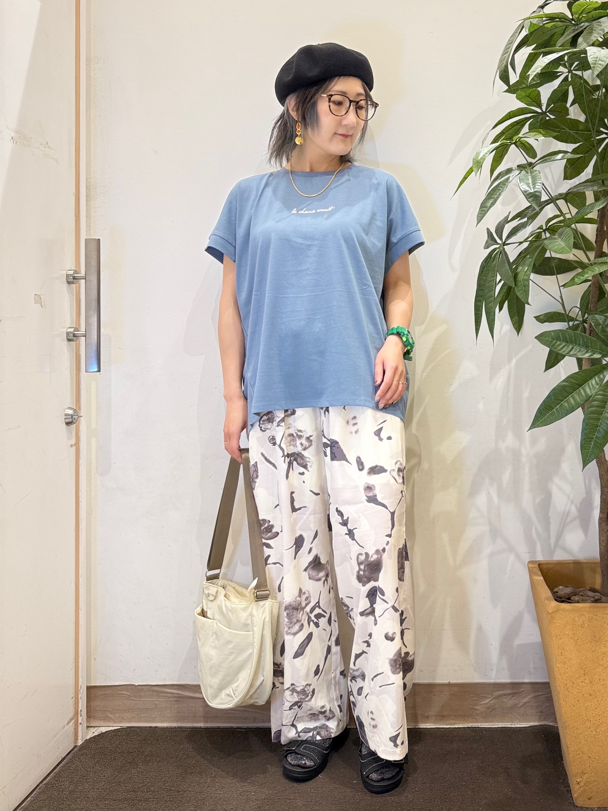 misakiさんの「SHOO･LA･RUE｜【汗じみ防止/S-LL/体型カバー/洗濯機可】汗じみが気になりにくい 大人の刺繍ロゴTシャツ」を使ったコーディネート