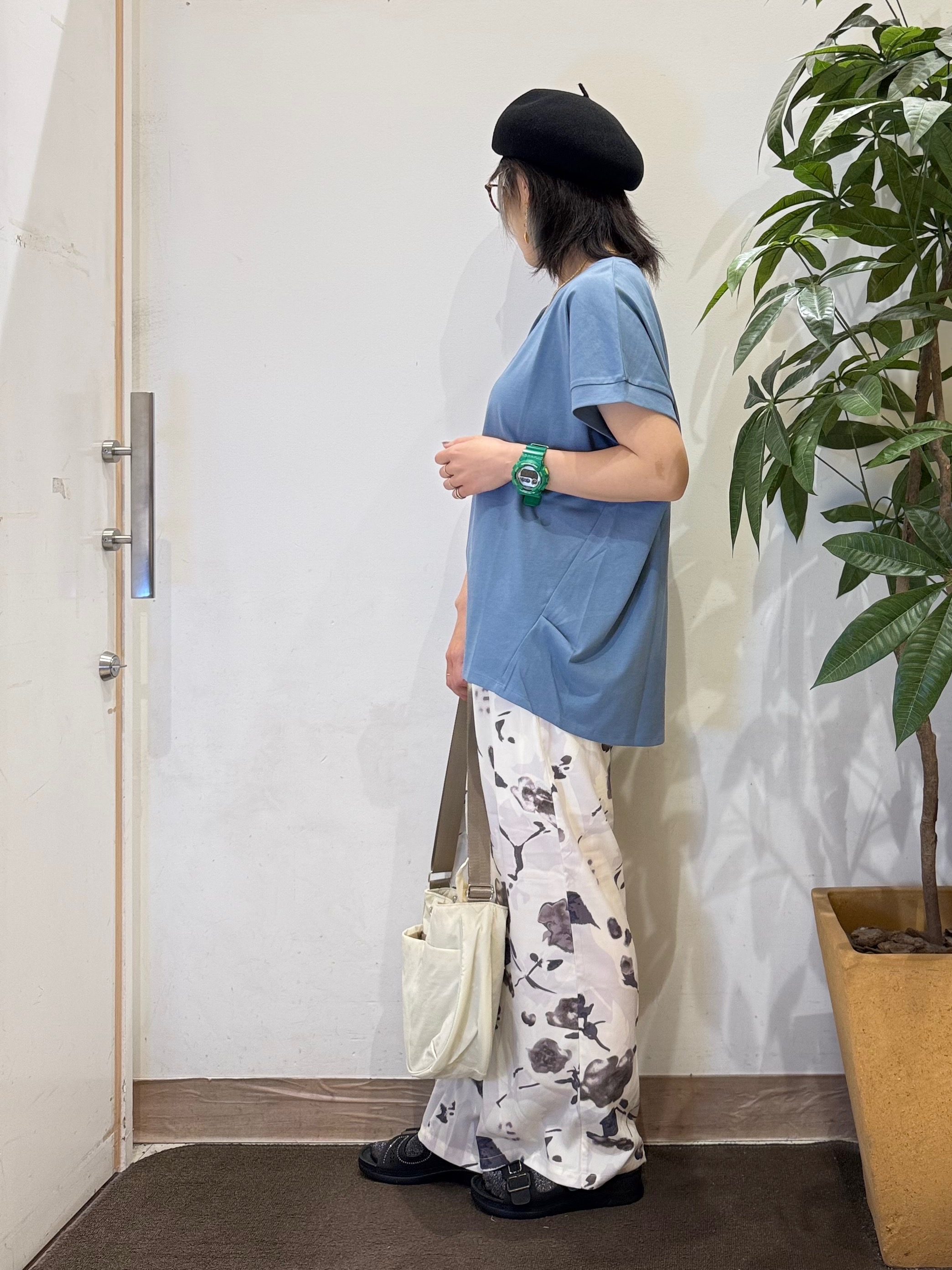 misakiさんの「SHOO･LA･RUE｜【汗じみ防止/S-LL/体型カバー/洗濯機可】汗じみが気になりにくい 大人の刺繍ロゴTシャツ」を使ったコーディネート