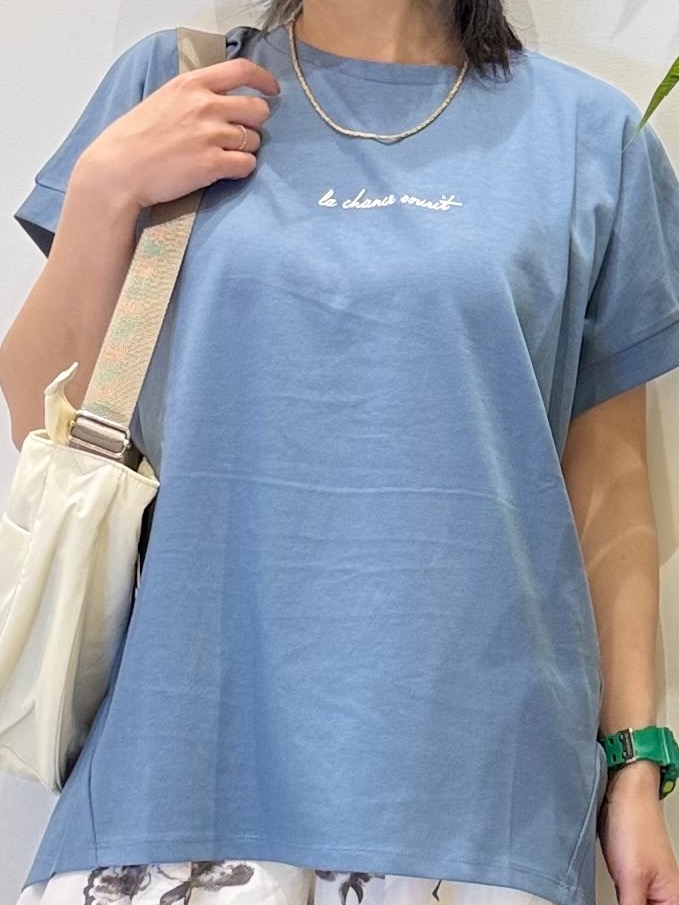 misakiさんの「SHOO･LA･RUE｜【汗じみ防止/S-LL/体型カバー/洗濯機可】汗じみが気になりにくい 大人の刺繍ロゴTシャツ」を使ったコーディネート