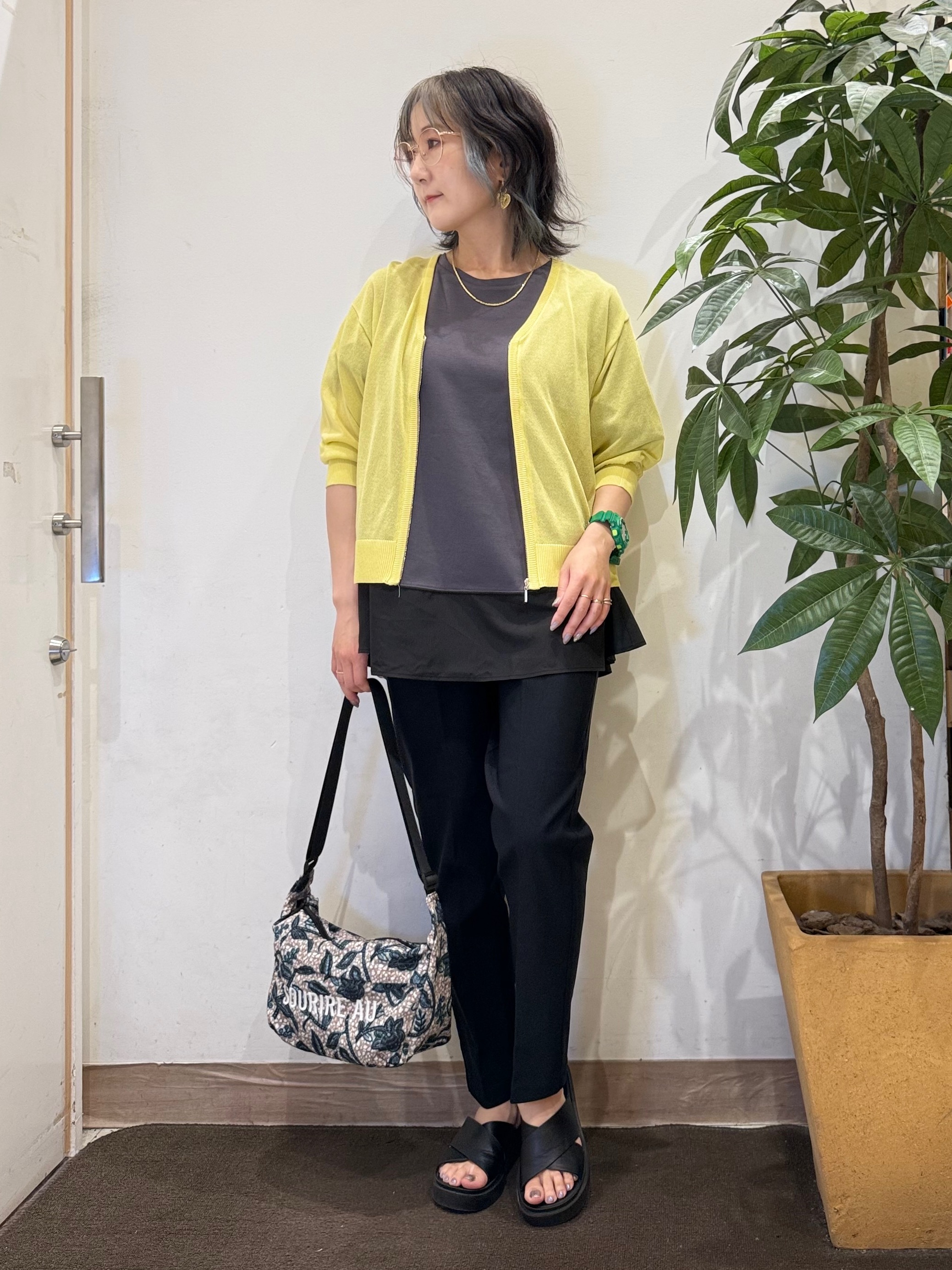 misakiさんの「SHOO･LA･RUE｜【洗濯機可/S-LL】程よいVネックですっきり魅せる ジップアップ 7分袖シアーカーディガン」を使ったコーディネート