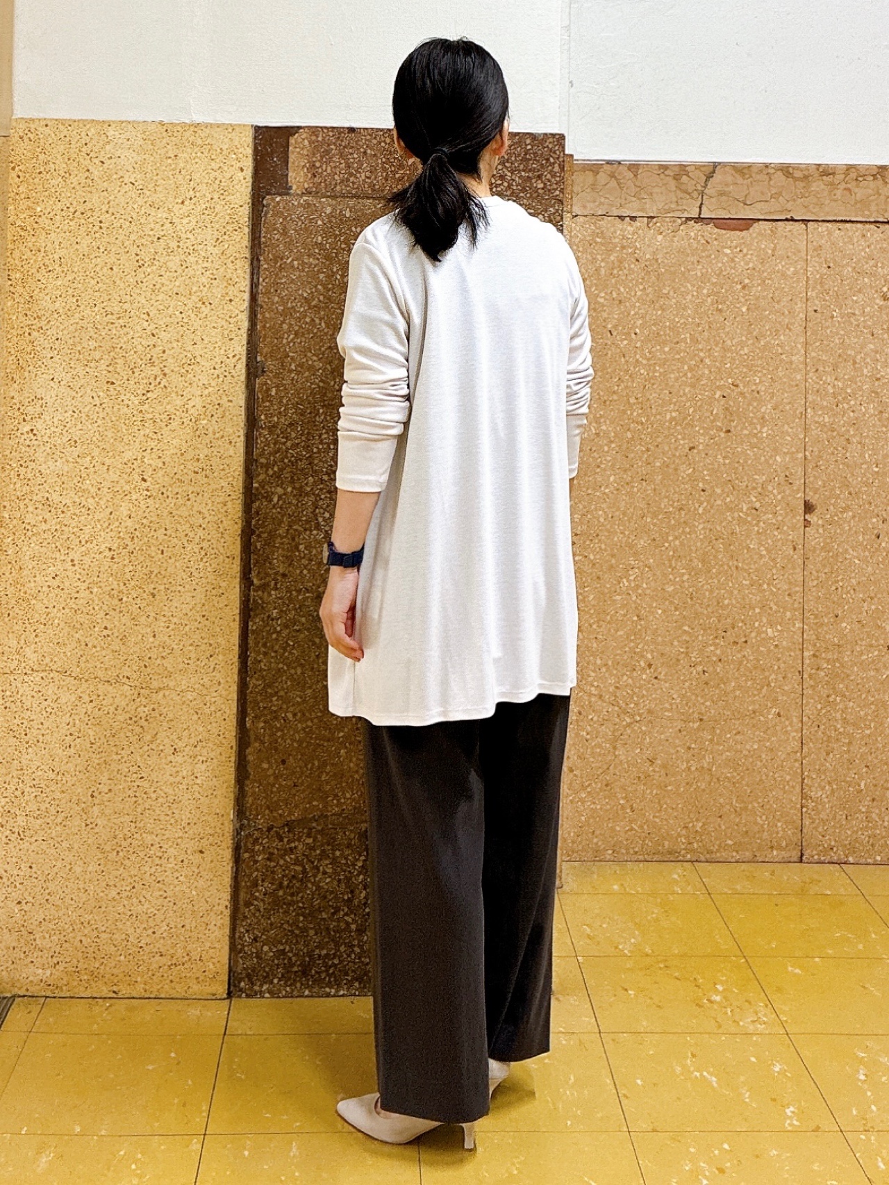 hattoriさんの「INDIVI｜【褒められパンツ／洗える／ウエストゴム】ワイドタックパンツ」を使ったコーディネート