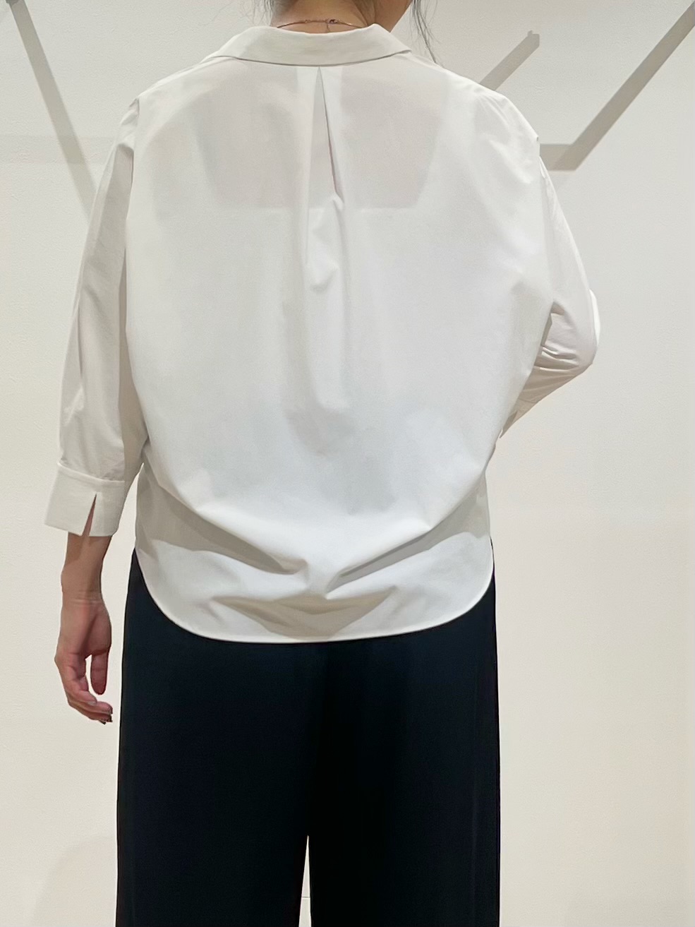 TOMOMIさんの「UNTITLED｜【接触冷感/吸水速乾/UVカット】ドルマンスリーブシャツ」を使ったコーディネート