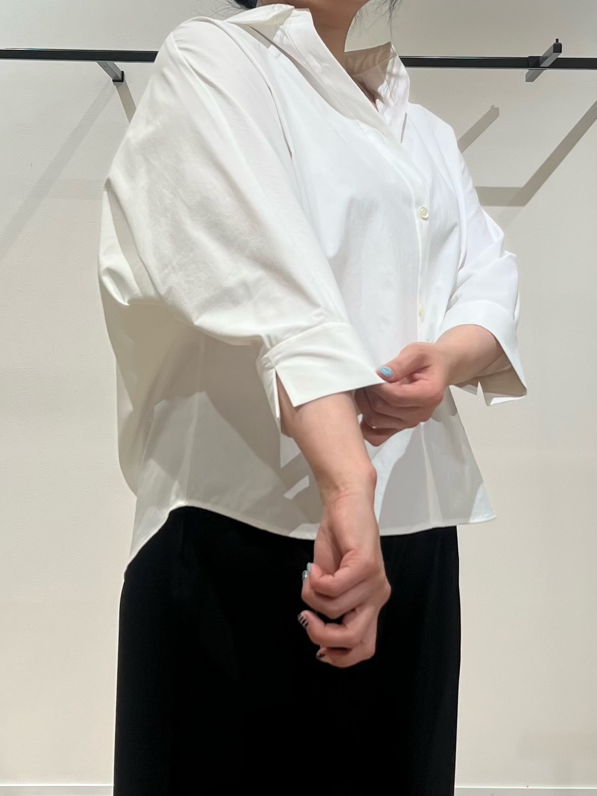 TOMOMIさんの「UNTITLED｜【接触冷感/吸水速乾/UVカット】ドルマンスリーブシャツ」を使ったコーディネート